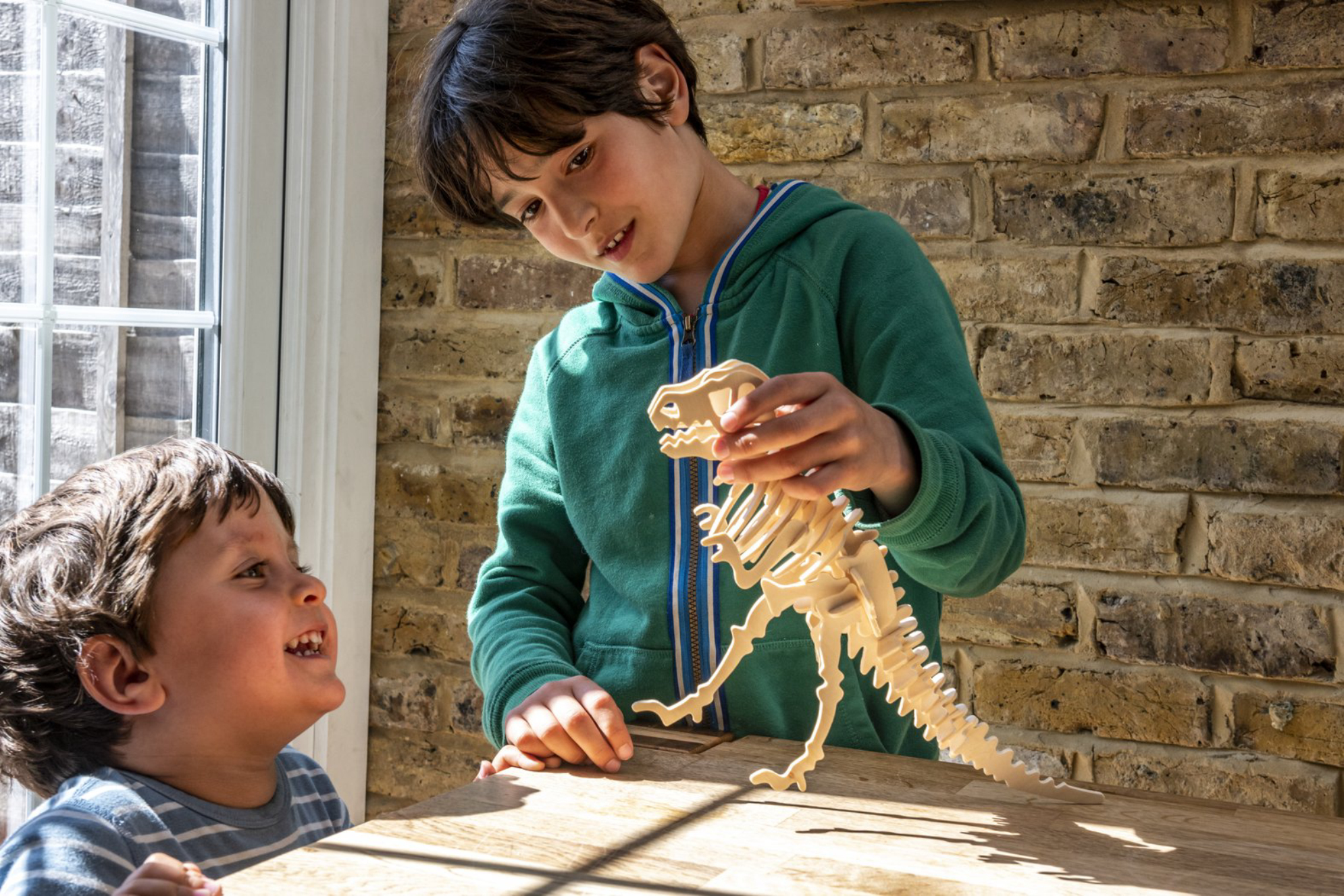 В музее динозавров интереснее всего юным посетителя elements.envato.com