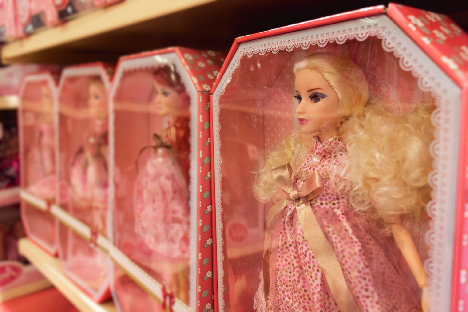 В музее Барби многими экспонатами можно не только любоваться, но и играть elements.envato.com