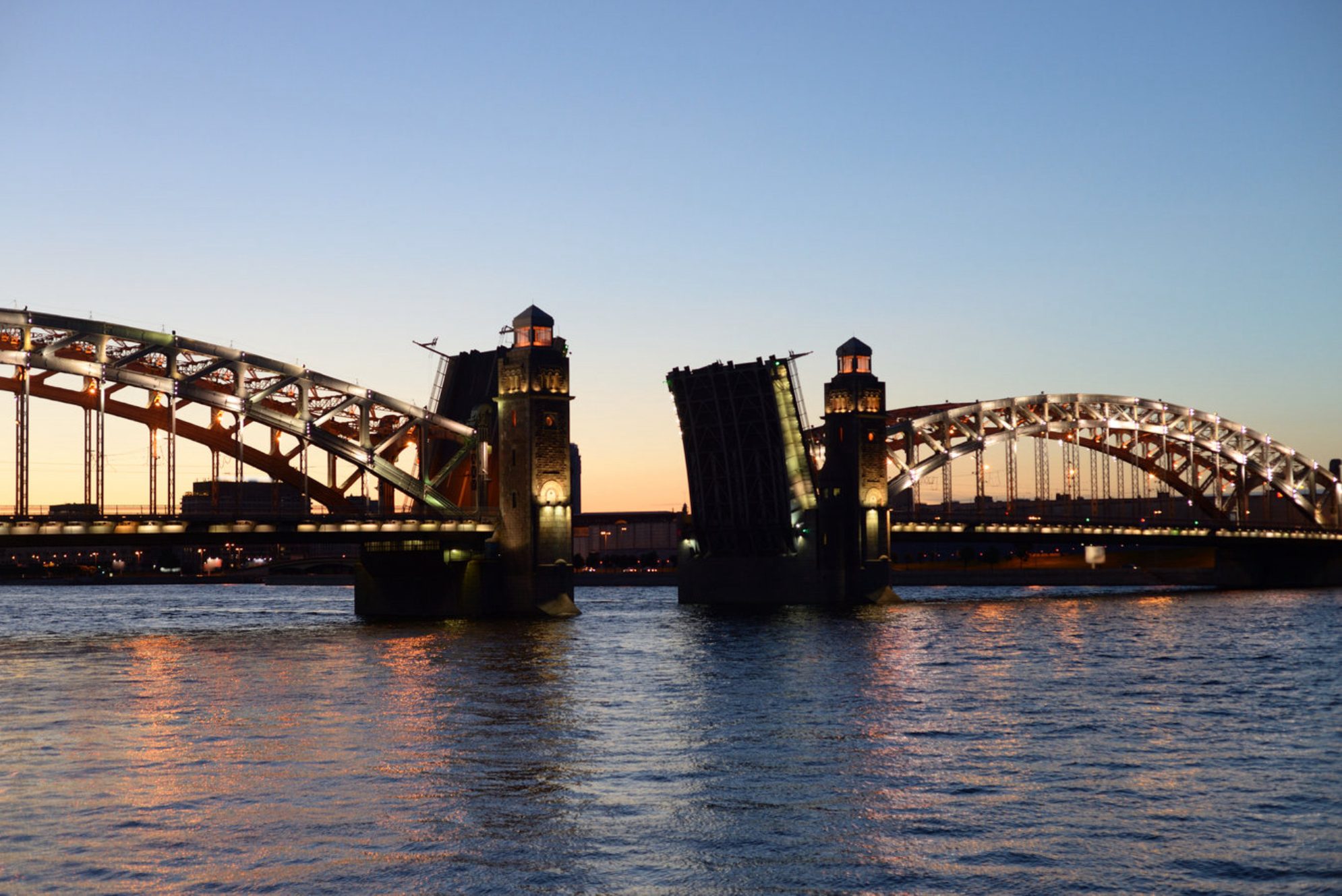 Сегодня Большеохтинский мост является объектом культурного наследия и остается важной транспортной артерией, соединяющей левый берег Невы с историческим центром. Источник: Shutterstock