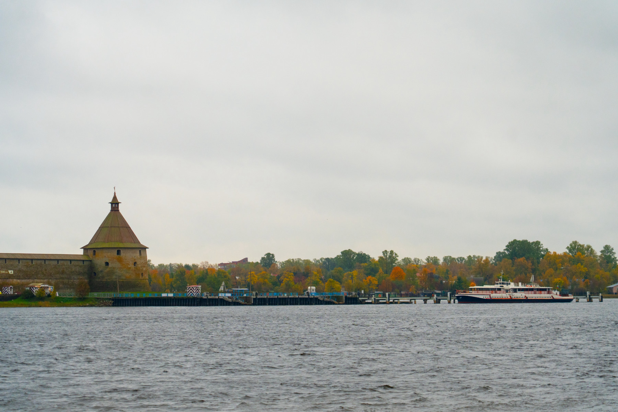Причал и пароход у крепости Орешек. Источник: Shutterstock