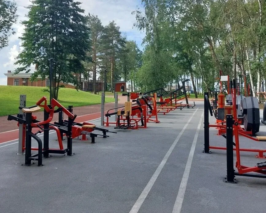 Спортивная площадка с тренажерами на территории парка