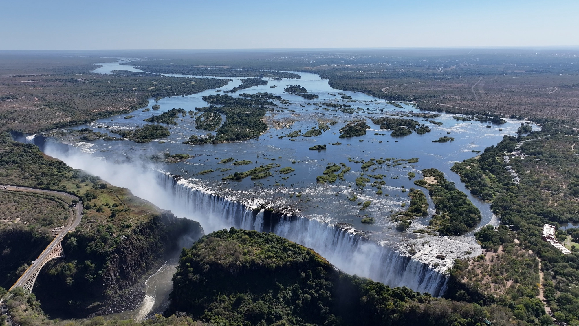 Панорама Зимбабве у водопада Виктория в провинции Матабелеленд Северный Зимбабве. Источник: Shutterstock