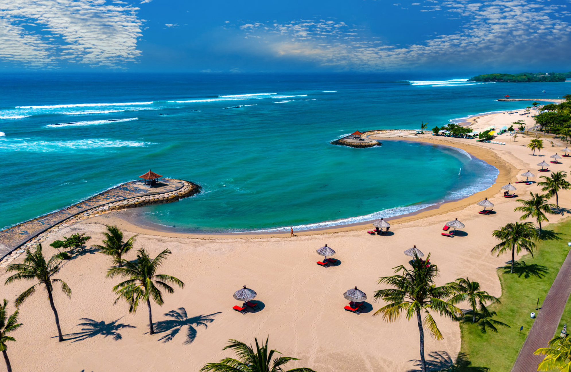 Плюсы − теплое море, яркая культура, активный отдых; минусы − дожди и высокая влажность, часть экскурсий может быть недоступна. Источник: shutterstock.com