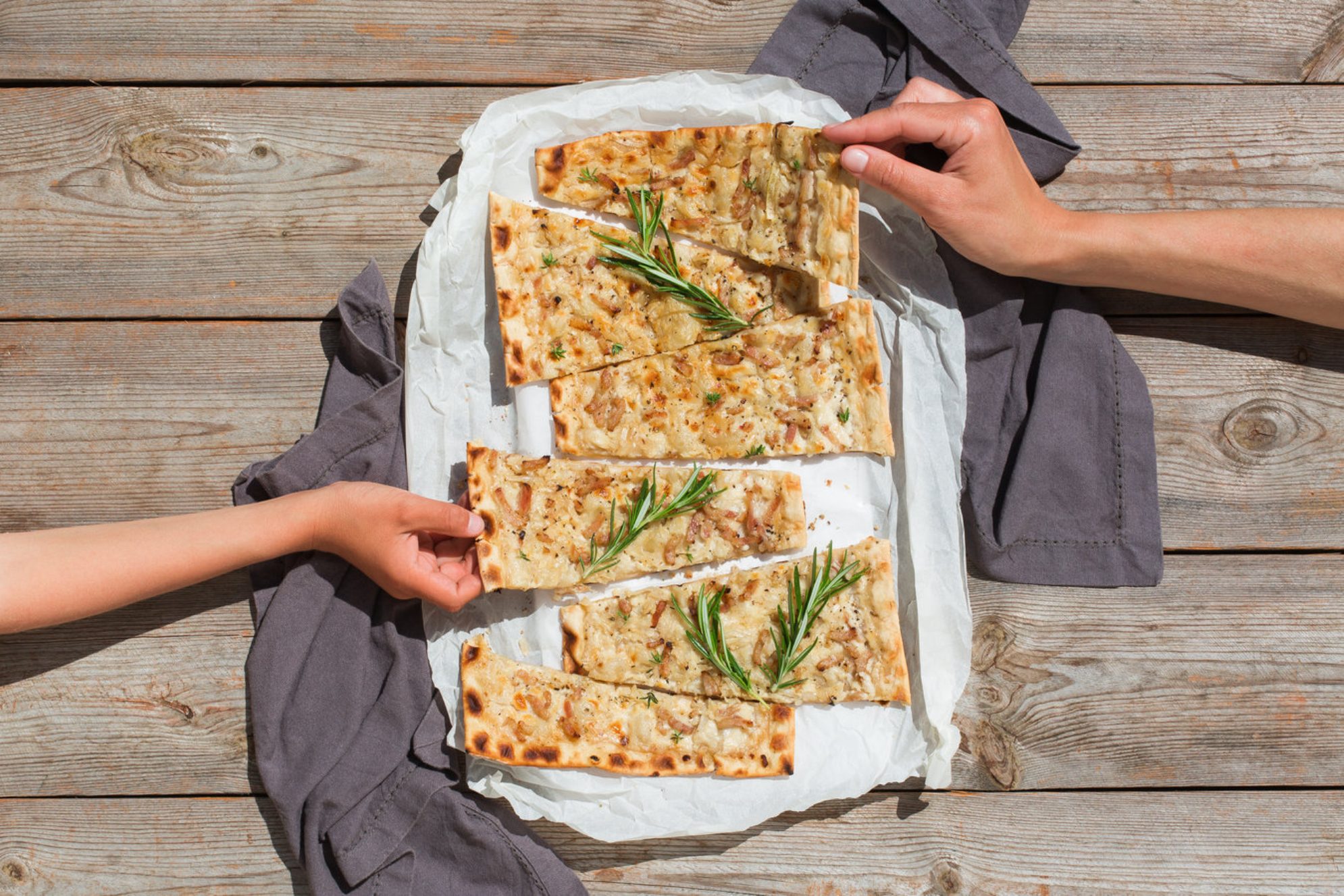 Хлебцы, лаваш и лепешки - удобно брать с собой на море вместо хлеба. Источник фото: elements.envato.com