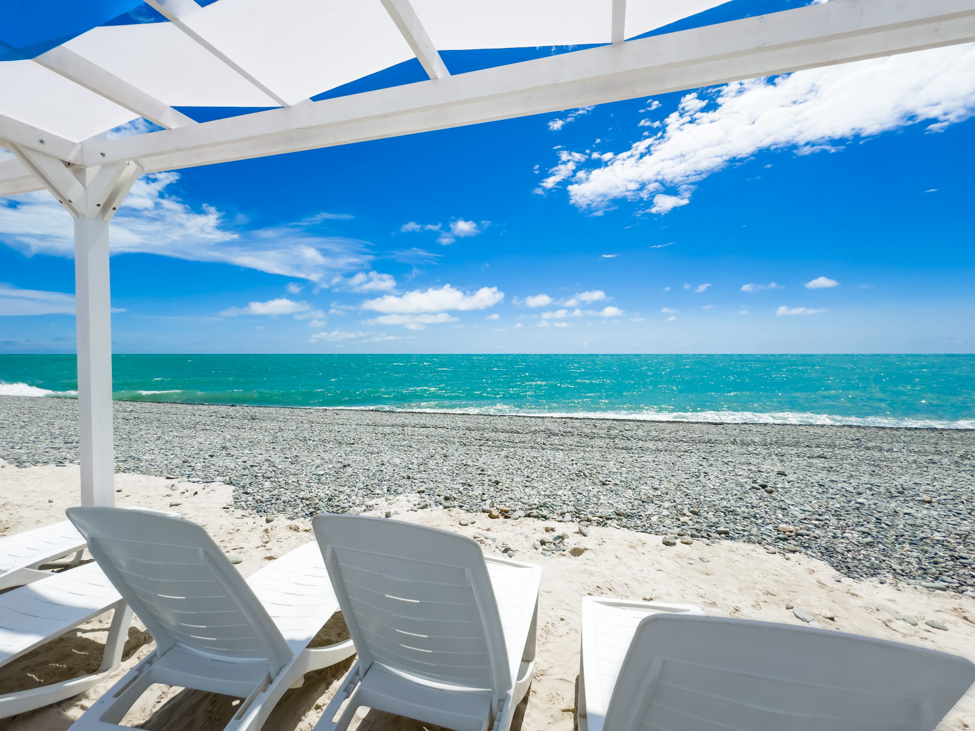 Галечный пляж с шезлонгами в Сочи, Россия. Источник: Shutterstock