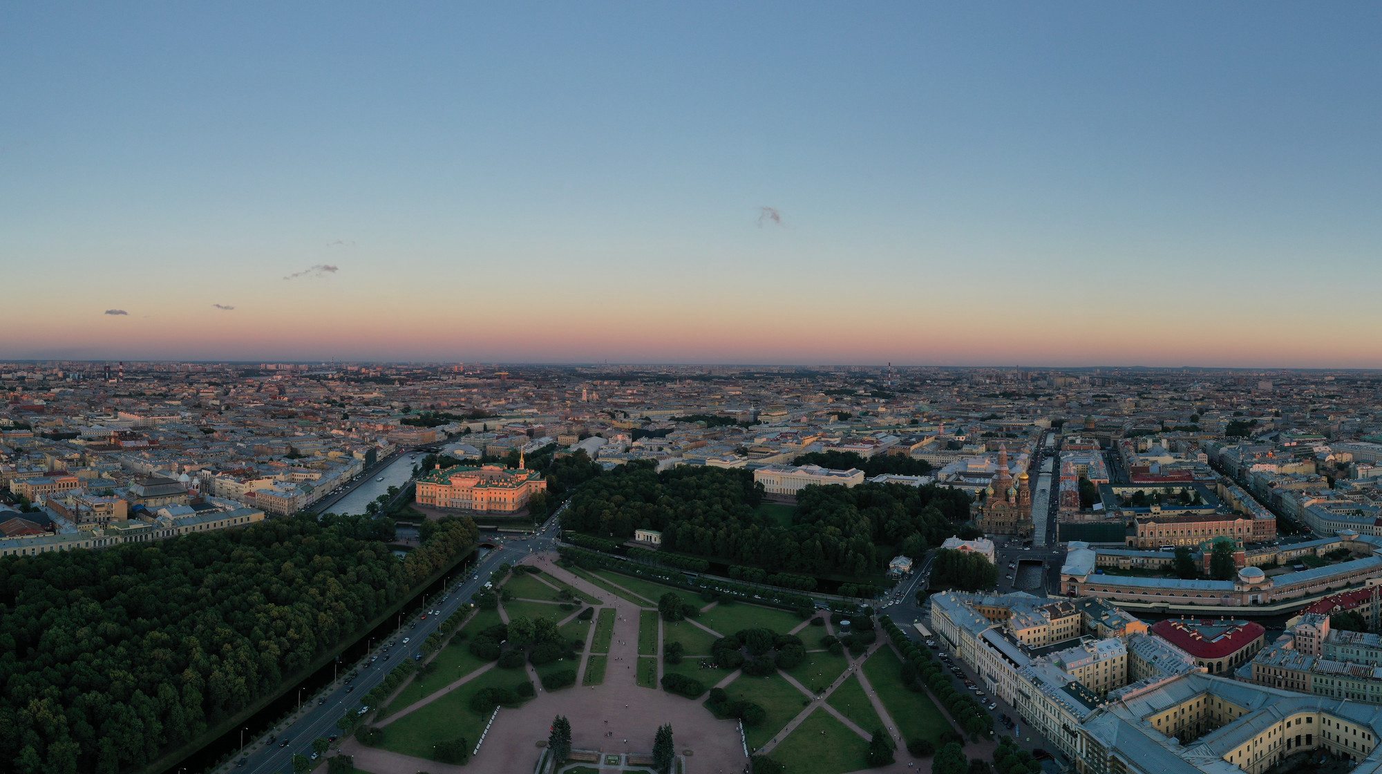 Вид на Марсово поле с высоты птичьего полета shutterstock.com