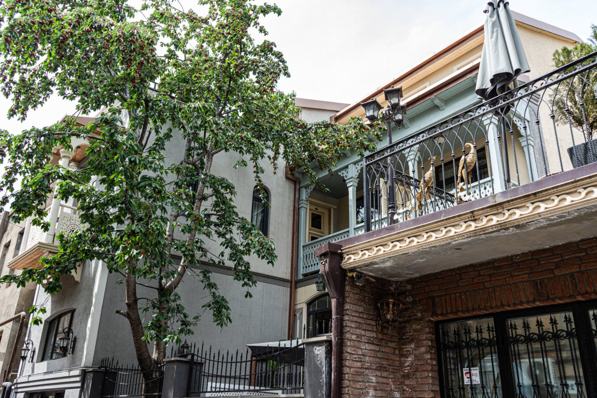 На экскурсии вы узнаете, какую роль для грузинского города играют балконы. Shutterstock