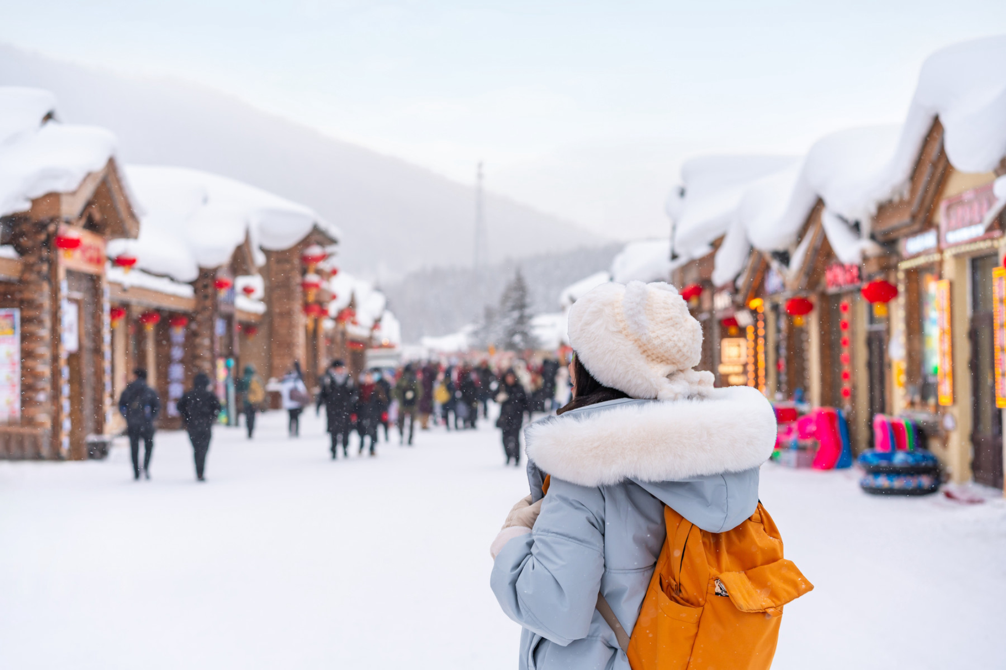 Туристка гуляет по заснеженному городу в Китае. Источник: Shutterstock