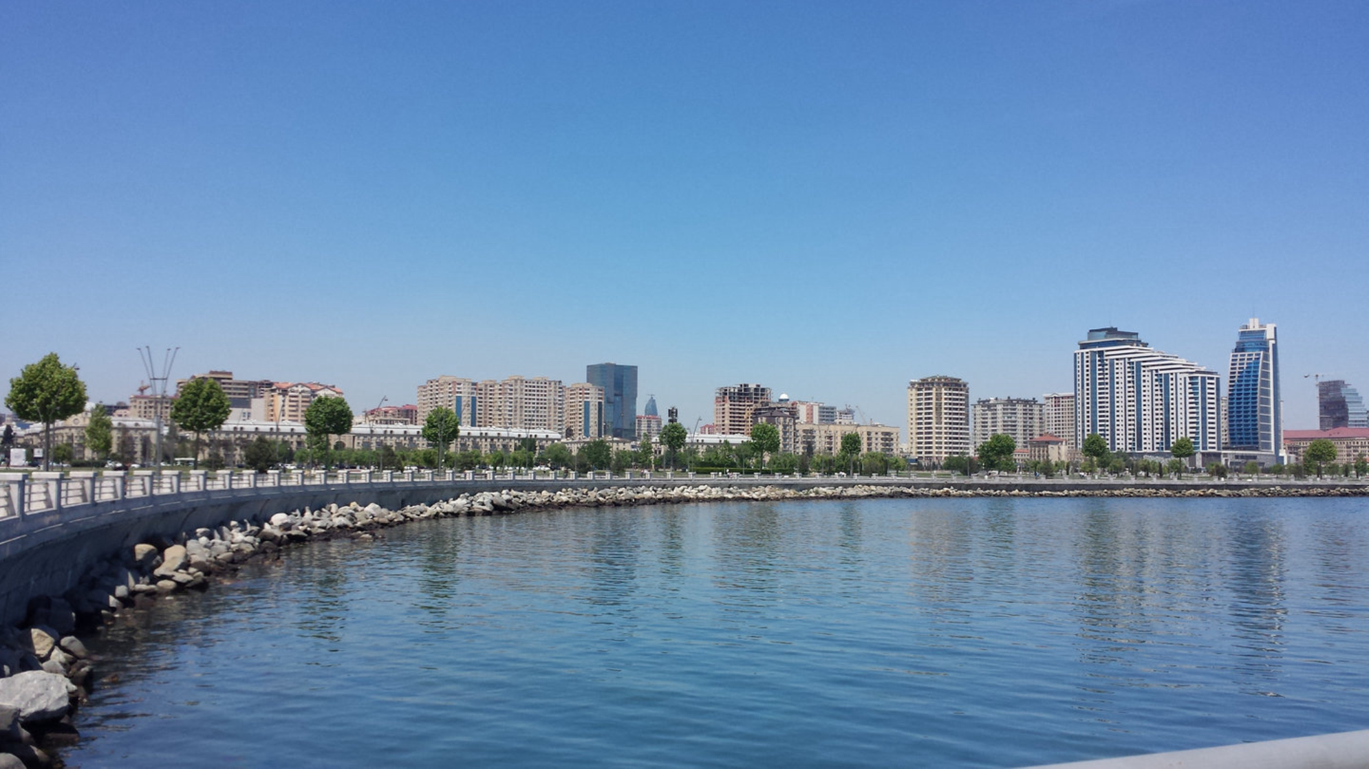 В самом Баку купаться нельзя. Чистые пляжи - в часе езды от столицы. shutterstock.com