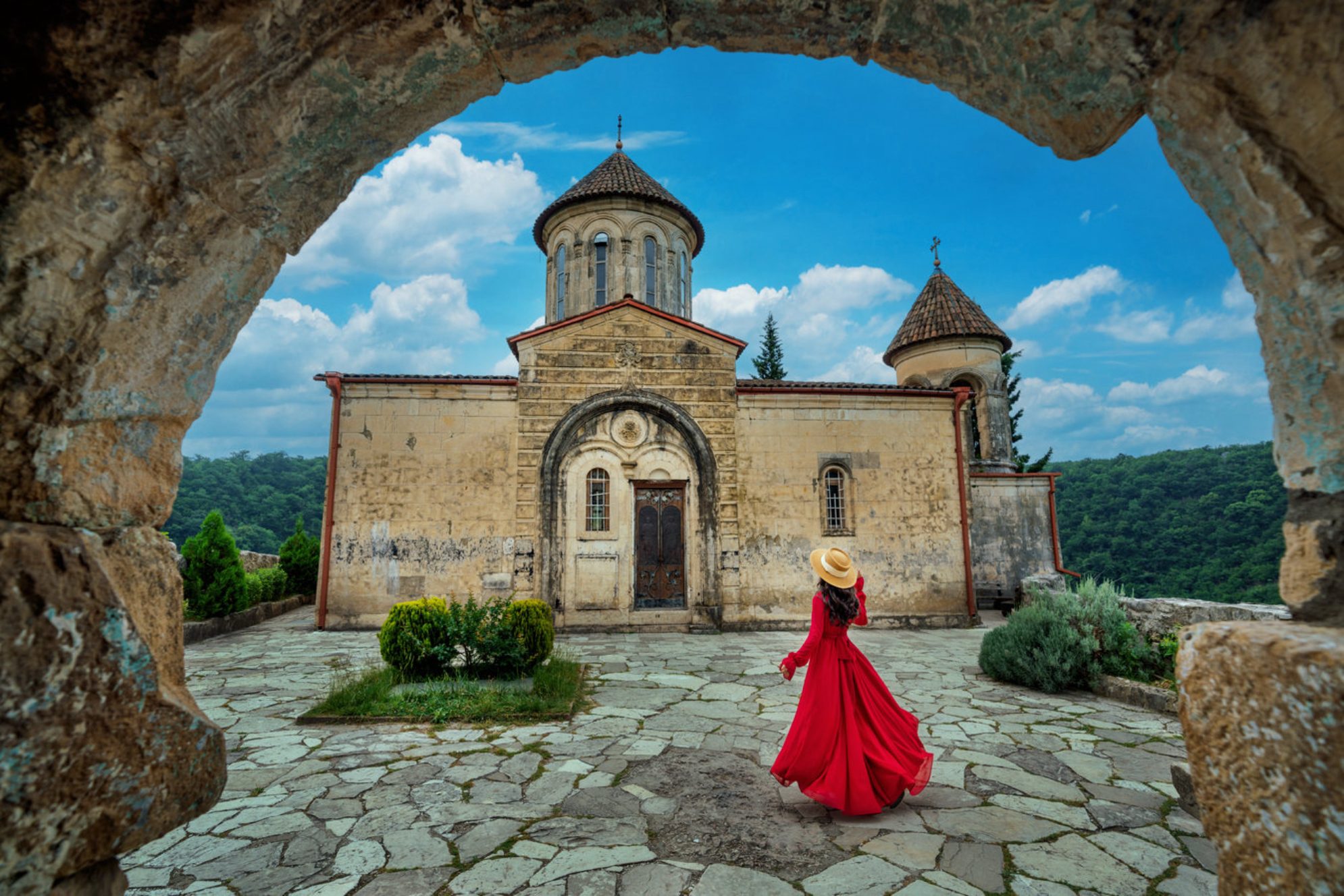 Грузия славится гостеприимством, вкусной едой и невероятной древней архитектурой. Источник: Shutterstock