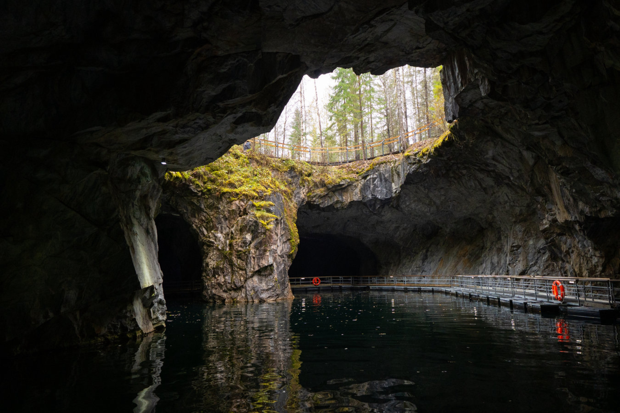 Горный парк Рускеала вид изнутри пещеры карьера Shutterstock
