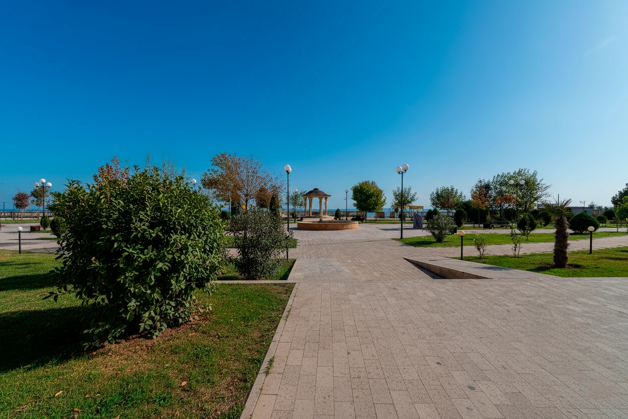 Беседки и красивые объекты распределены по всей территории набережной