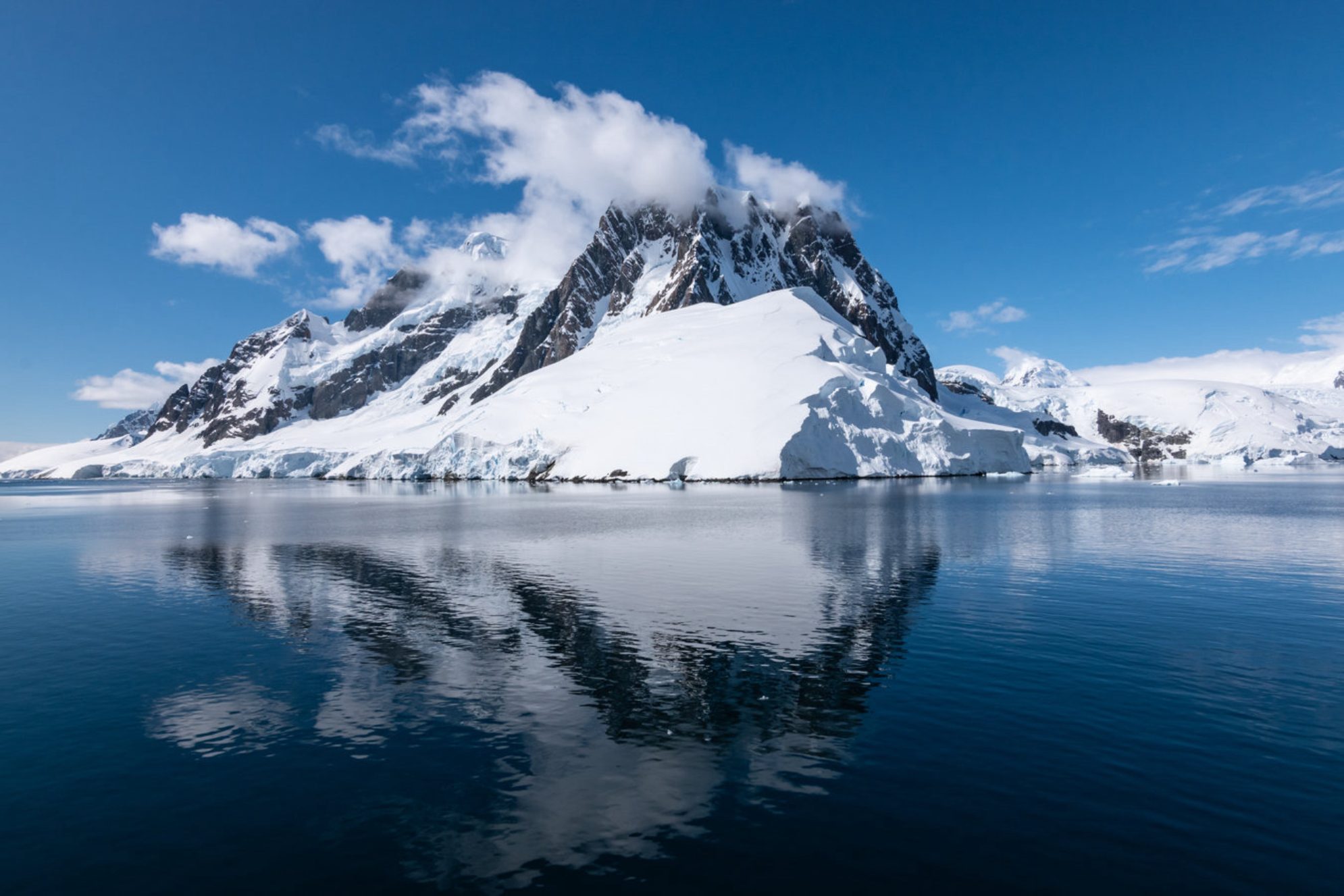 Гора близ пролива Лемер, Антарктида. shutterstock.com