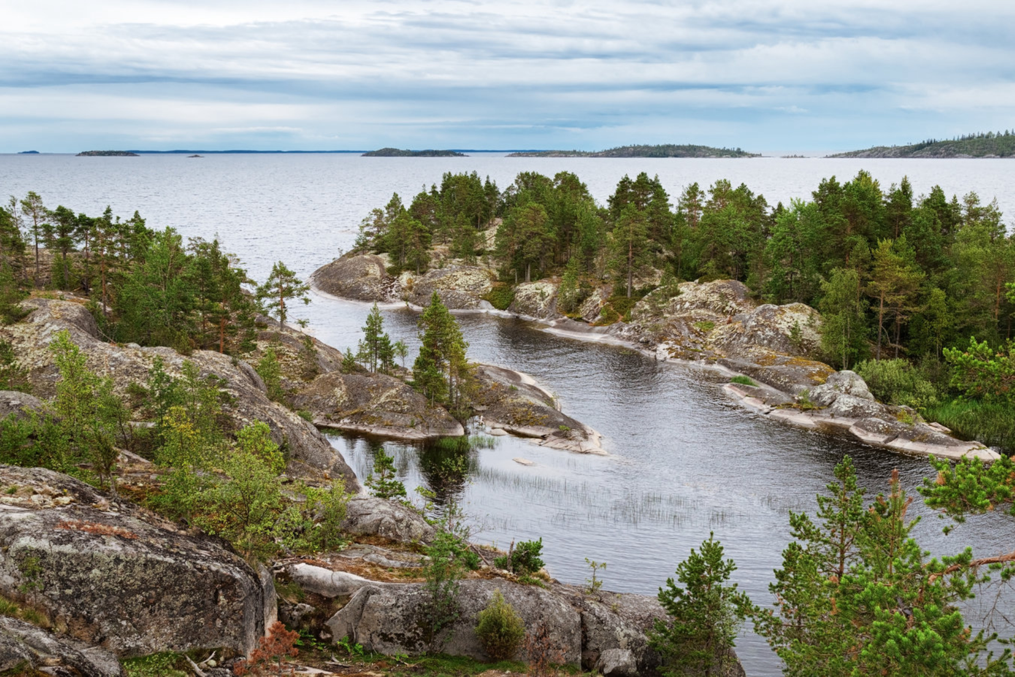 Ладожские шхеры - это сеть островов, которые раскинулись по Ладожскому озеру. shutterstock.com