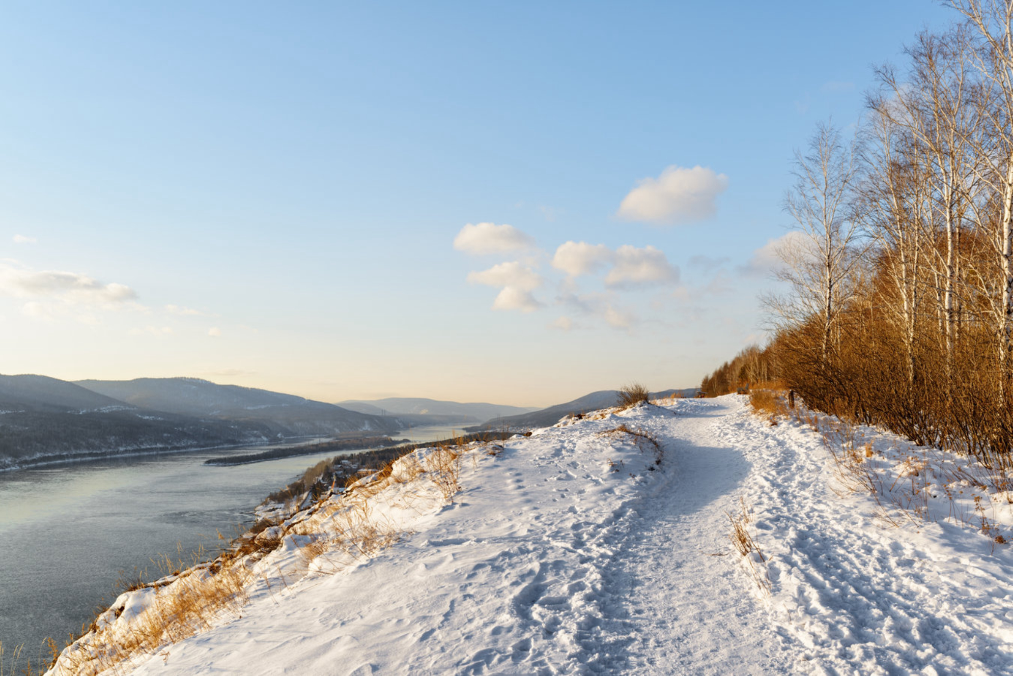 Река Енисей среди живописных гор, покрытых снегом. Сибирь, Россия. Источник: Shutterstock