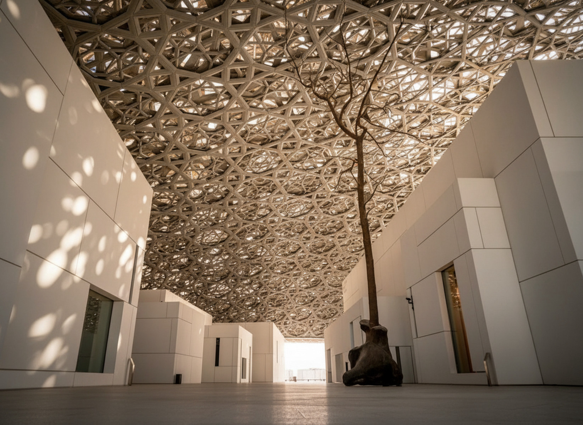 Внутренние галереи здания Лувра Абу-Даби
