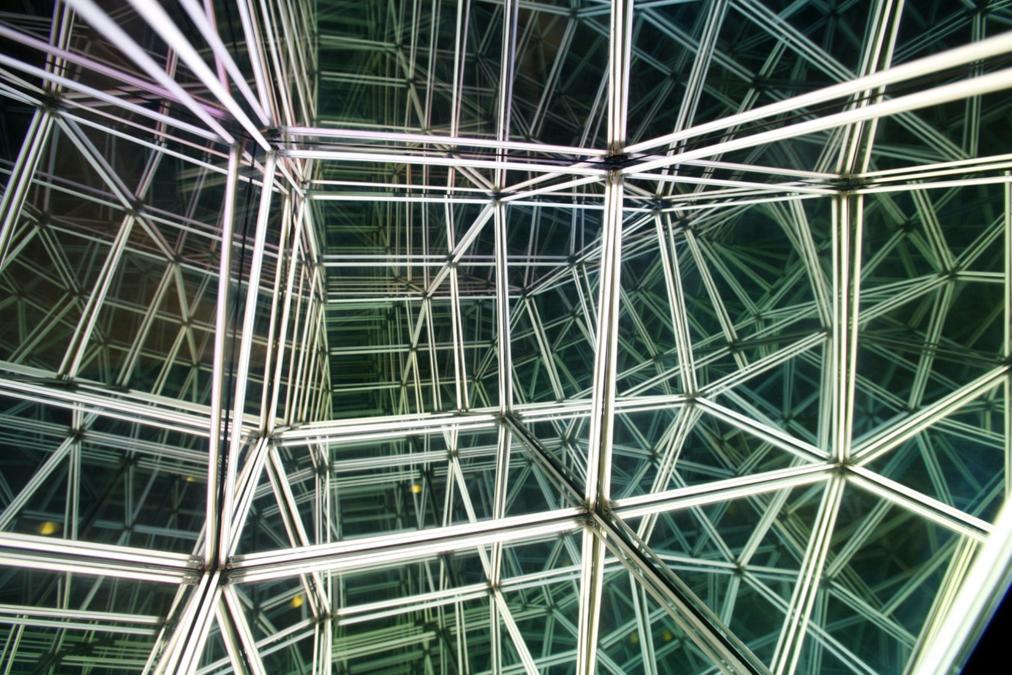 Зеркальные лабиринты могут напугать людей с клаустрофобией. Источник фото: Shutterstock