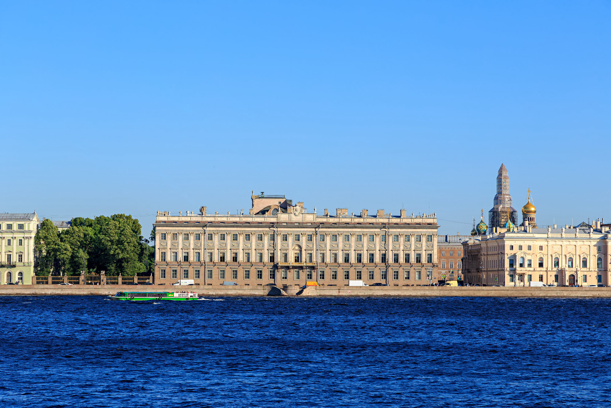 Панорамный вид на Мраморный дворец с набережной Невы, Санкт-Петербург. Источник: Shutterstock