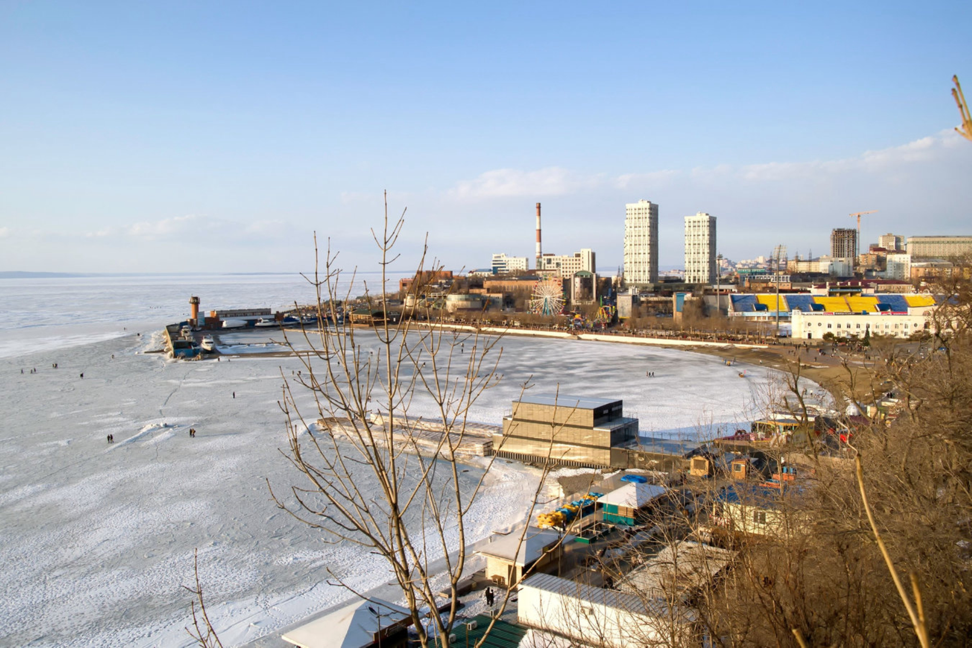 Замерзшая вода в бухте Спортивная Гавань в центре Владивостока. Источник: Shutterstock