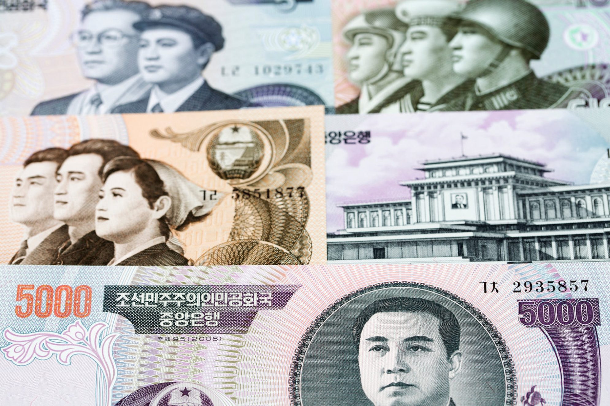 Кымсусанский дворец Солнца изображен на купюре 500 вон. shutterstock.com