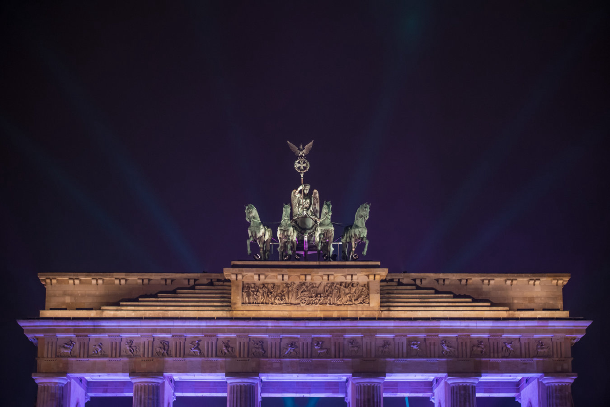 Бранденбургские ворота ночью в Берлине, Германия Shutterstock