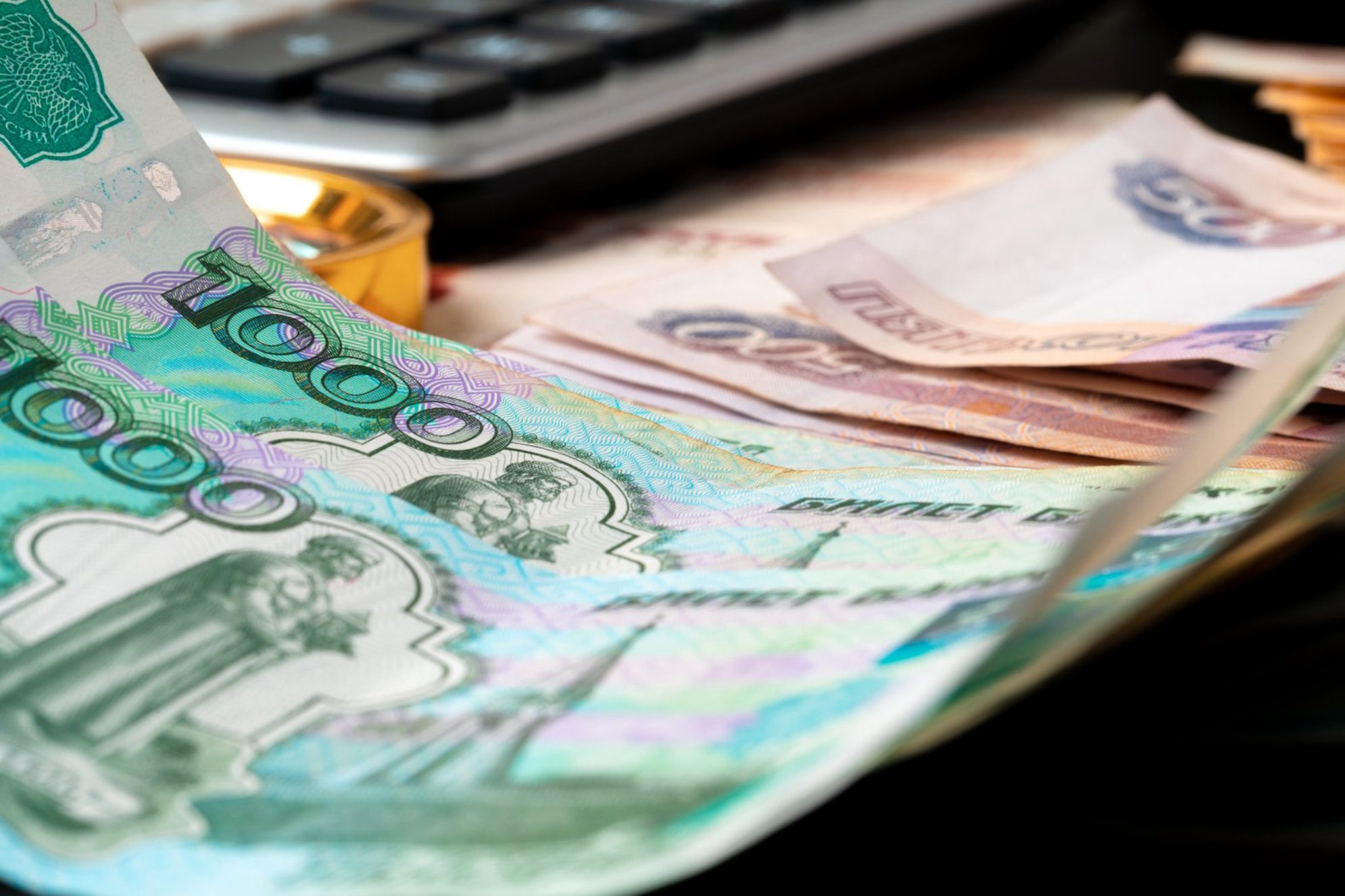 Чтобы не искать банкоматы, возьмите наличные деньги на первое время. Источник фото: elements.envato.com