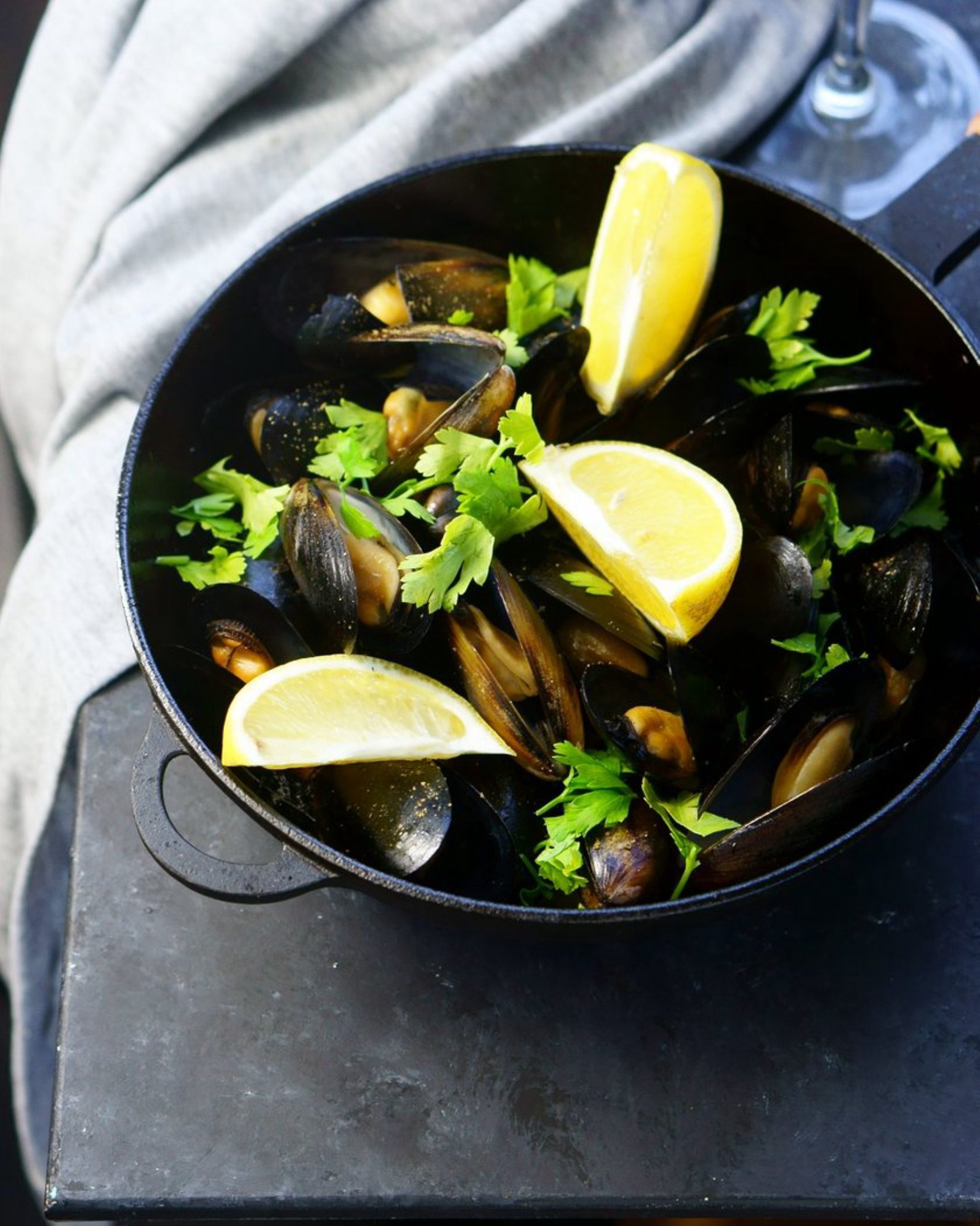 Мидии с лимоном и зеленью.