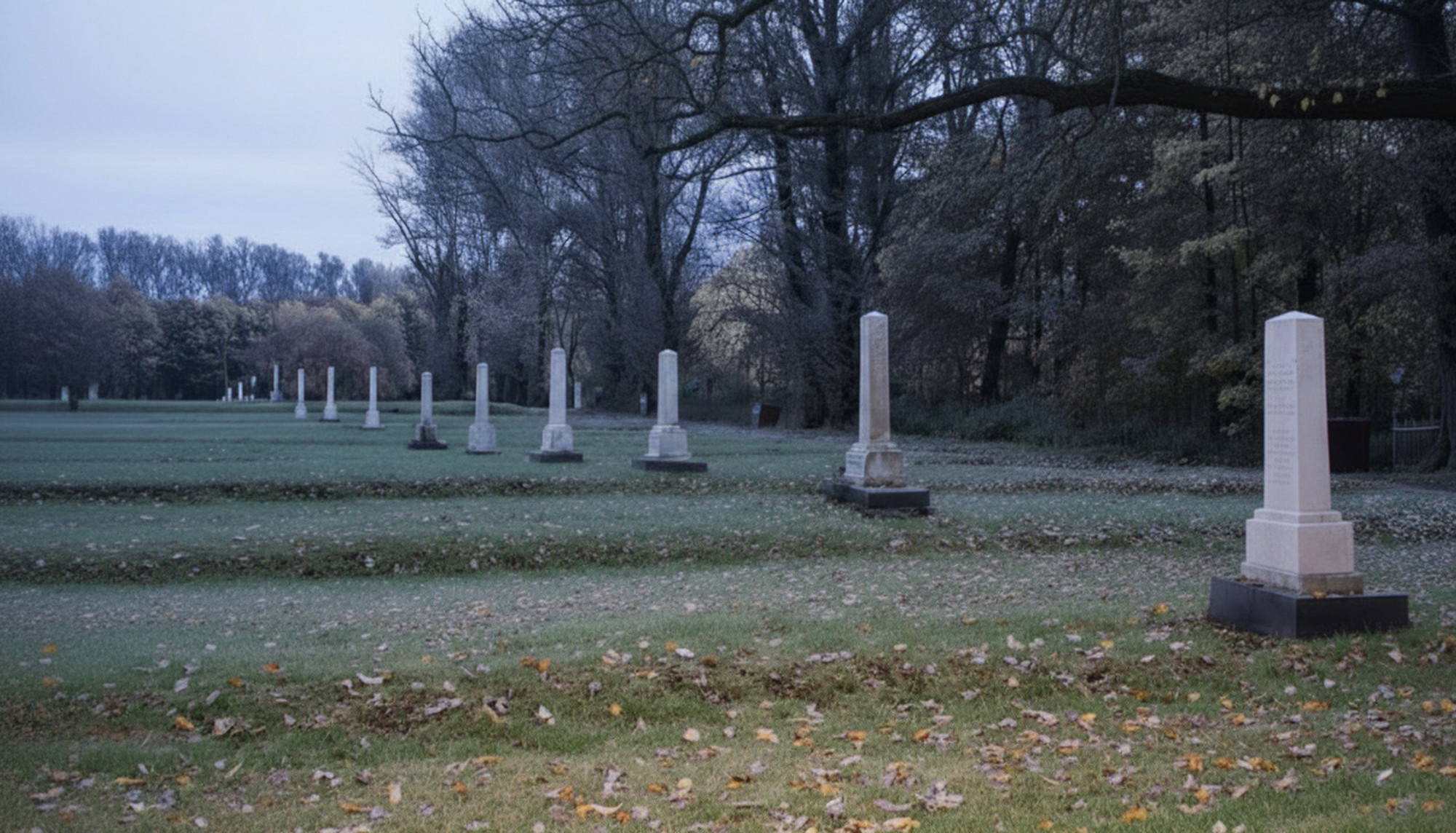 На Смоленском кладбище есть большой блокадный (братский) участок