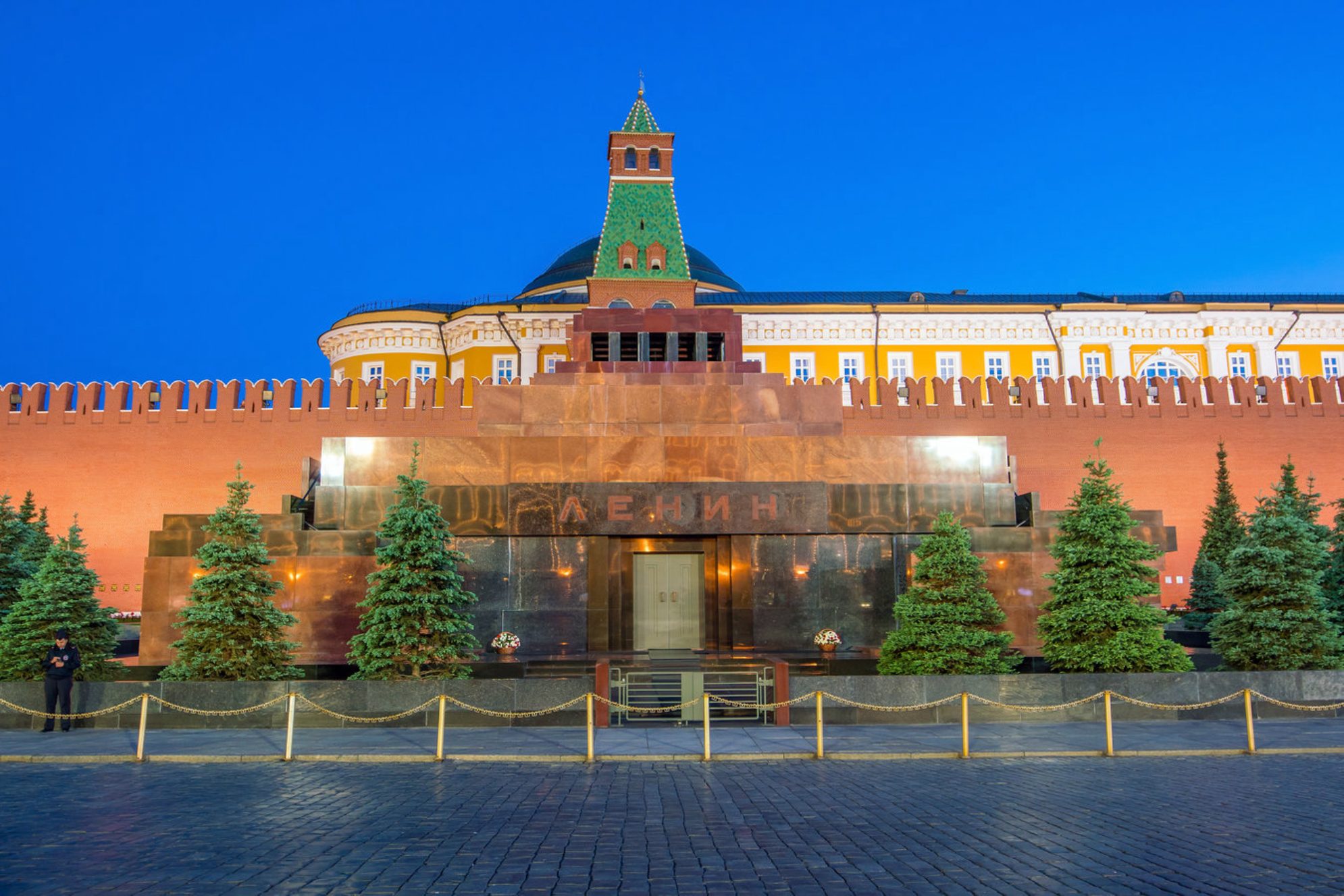 На экскурсии вы спуститесь на три метра под землю, чтобы увидеть траурный зал и саркофаг с телом вождя. Источник: Shutterstock