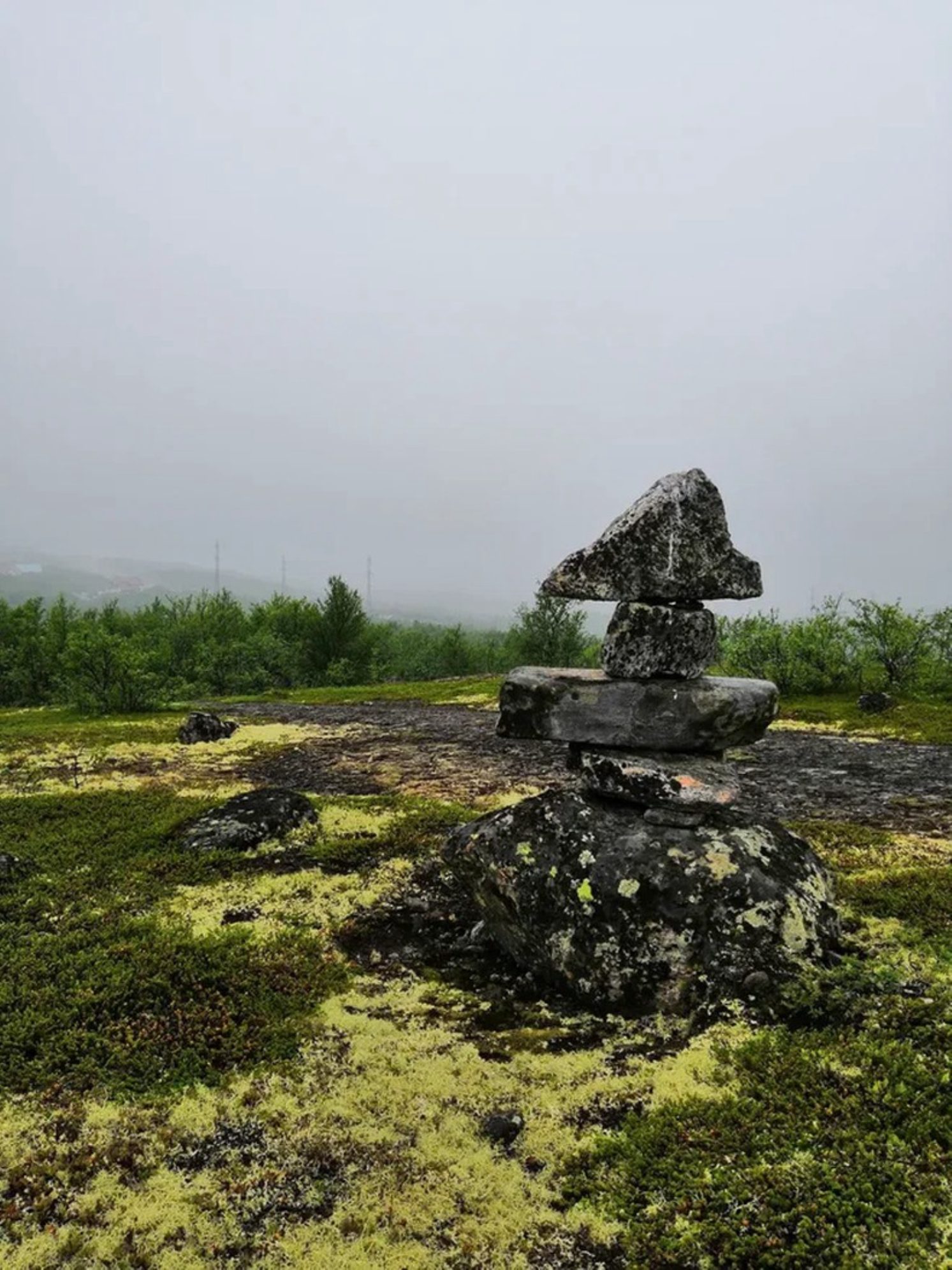 Размеры булыжников для сейдов объясняются сильными ветрами на местности – маленькие сейды бы разрушились очень быстро. Автор фото: Андрей Афанасьев