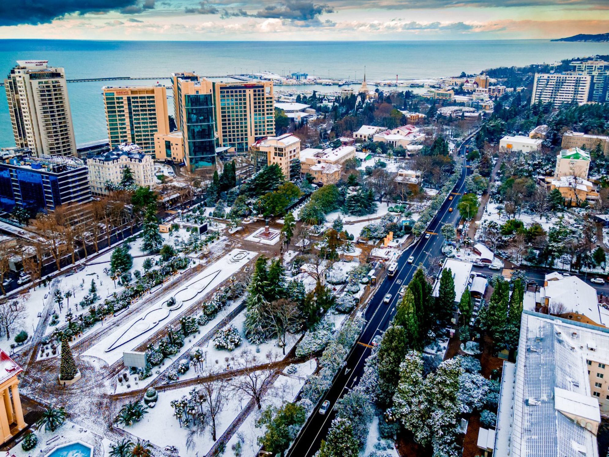 Панорамный вид на зимний Сочи.