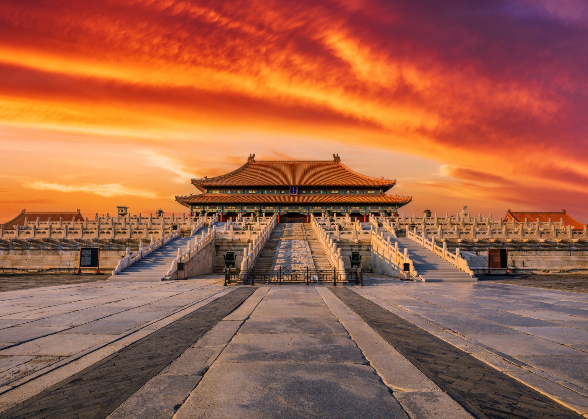 Величественный Запретный город возвышается на фоне яркого заката в Пекине, Китай. Источник: Shutterstock