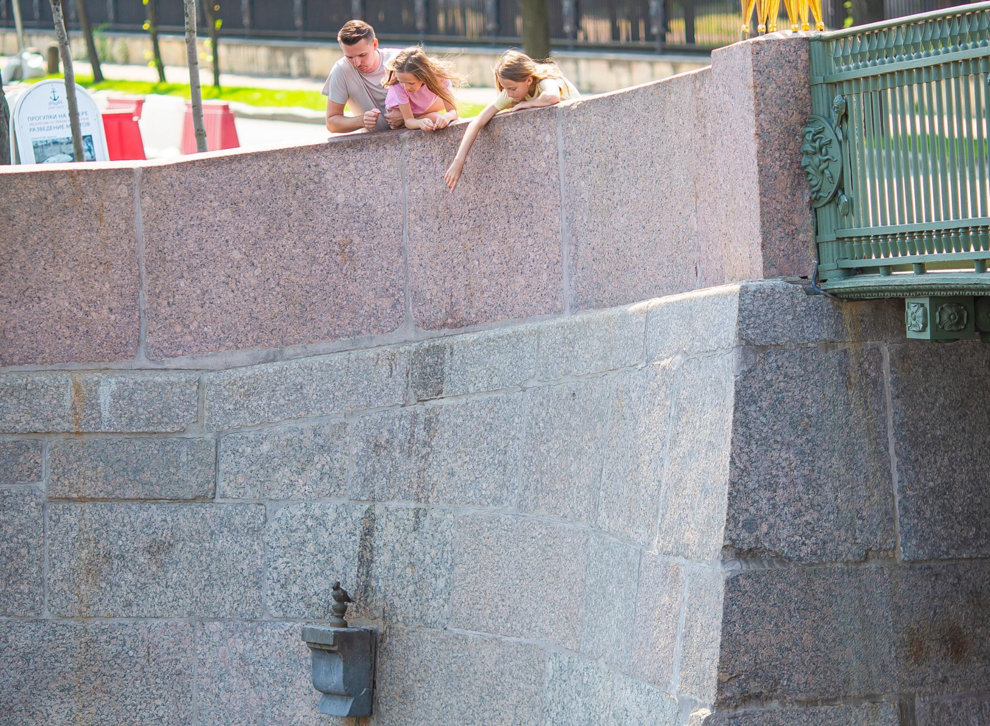 Семья бросает монетку к чижику-пыжику. Источник: Shutterstock