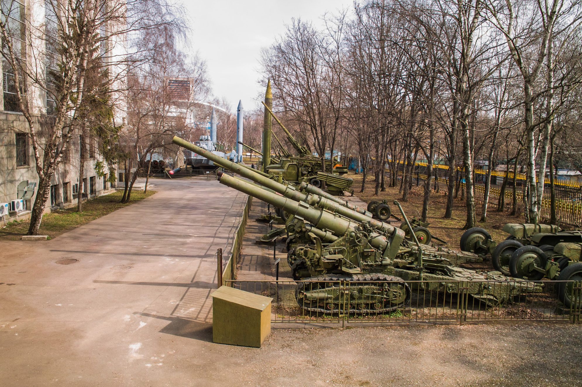 Открытая площадка с военной техникой, Москва, Россия Shutterstock