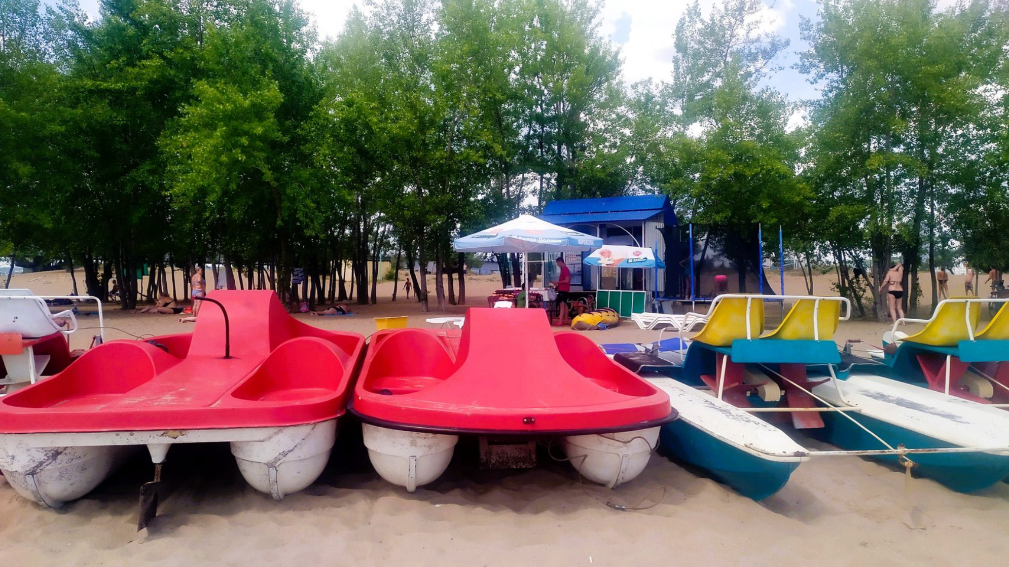 На пляже работает прокат плавательных средств. Автор фото: Л.Федорова