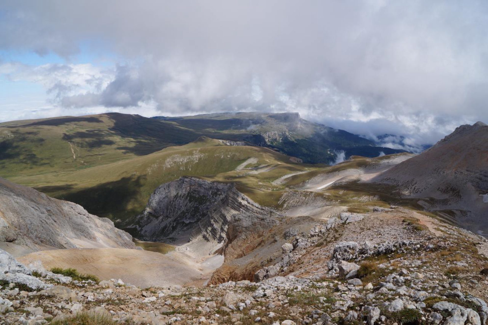 Вот такие красивые виды открываются по пути на гору Оштен. Автор фото: Марина Тихомирова