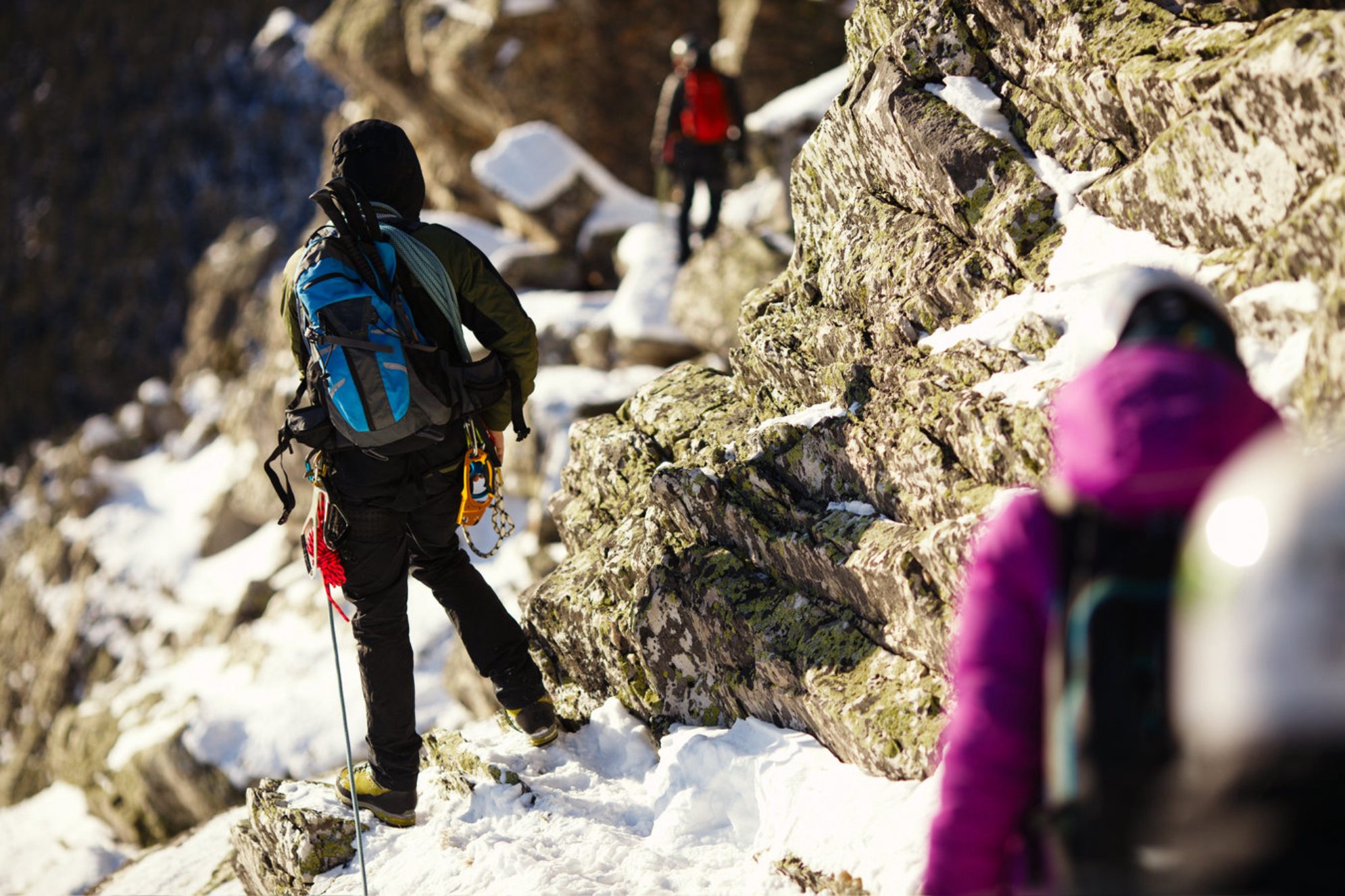 Команда альпинистов в заснеженных горах. Национальный парк «Таганай», Южный Урал, Россия. Shutterstock