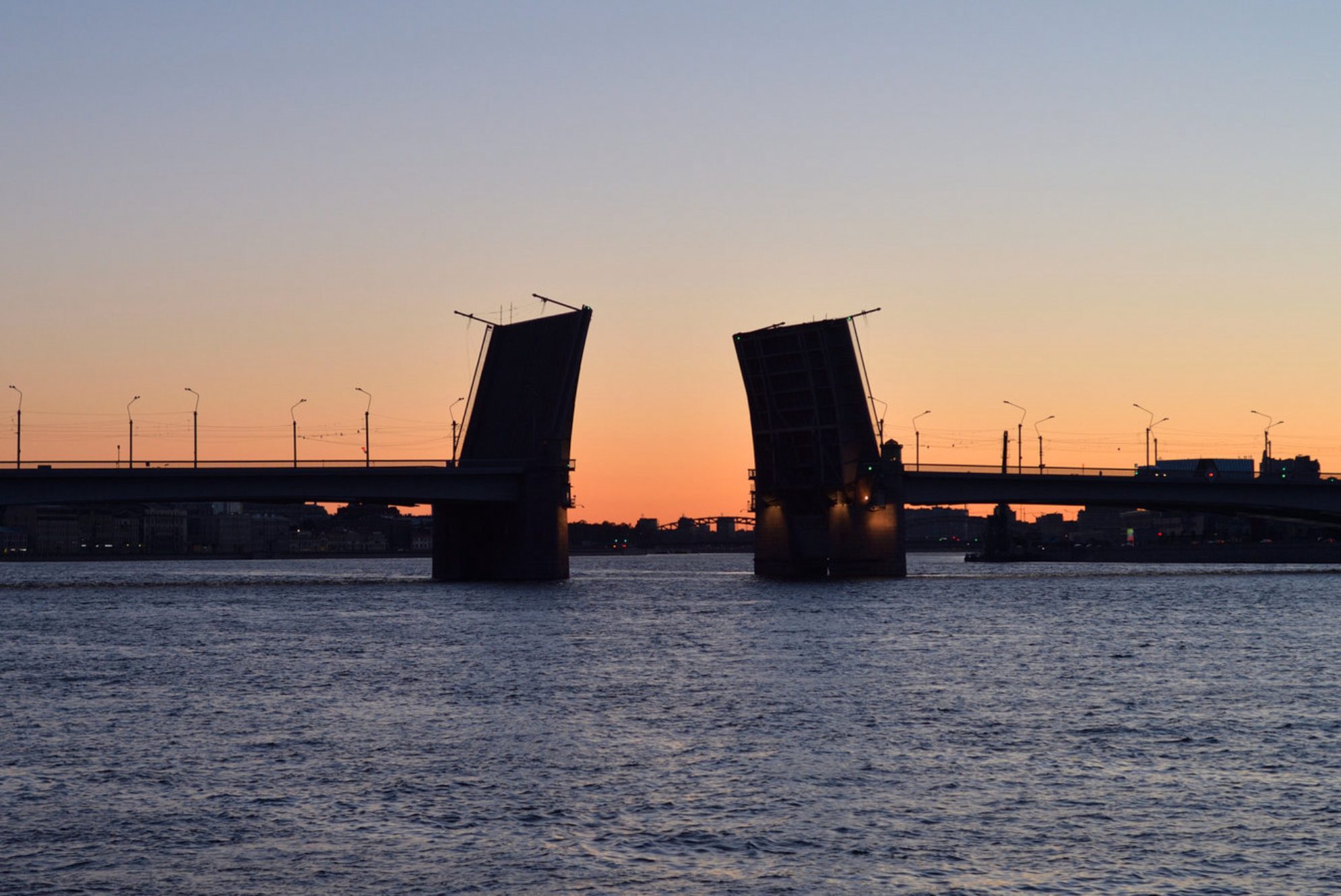 Мост расположен рядом с Александро-Невской лаврой - крупнейшим монастырским комплексом Петербурга, что делает эту точку интересной и с культурной точки зрения. Источник: Shutterstock