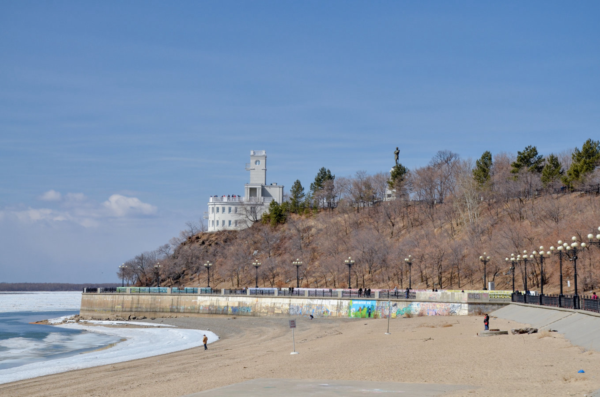 Вид на Утес и парк Муравьева-Амурского с пляжа реки Амур, Хабаровск, Россия. Источник: Shutterstock