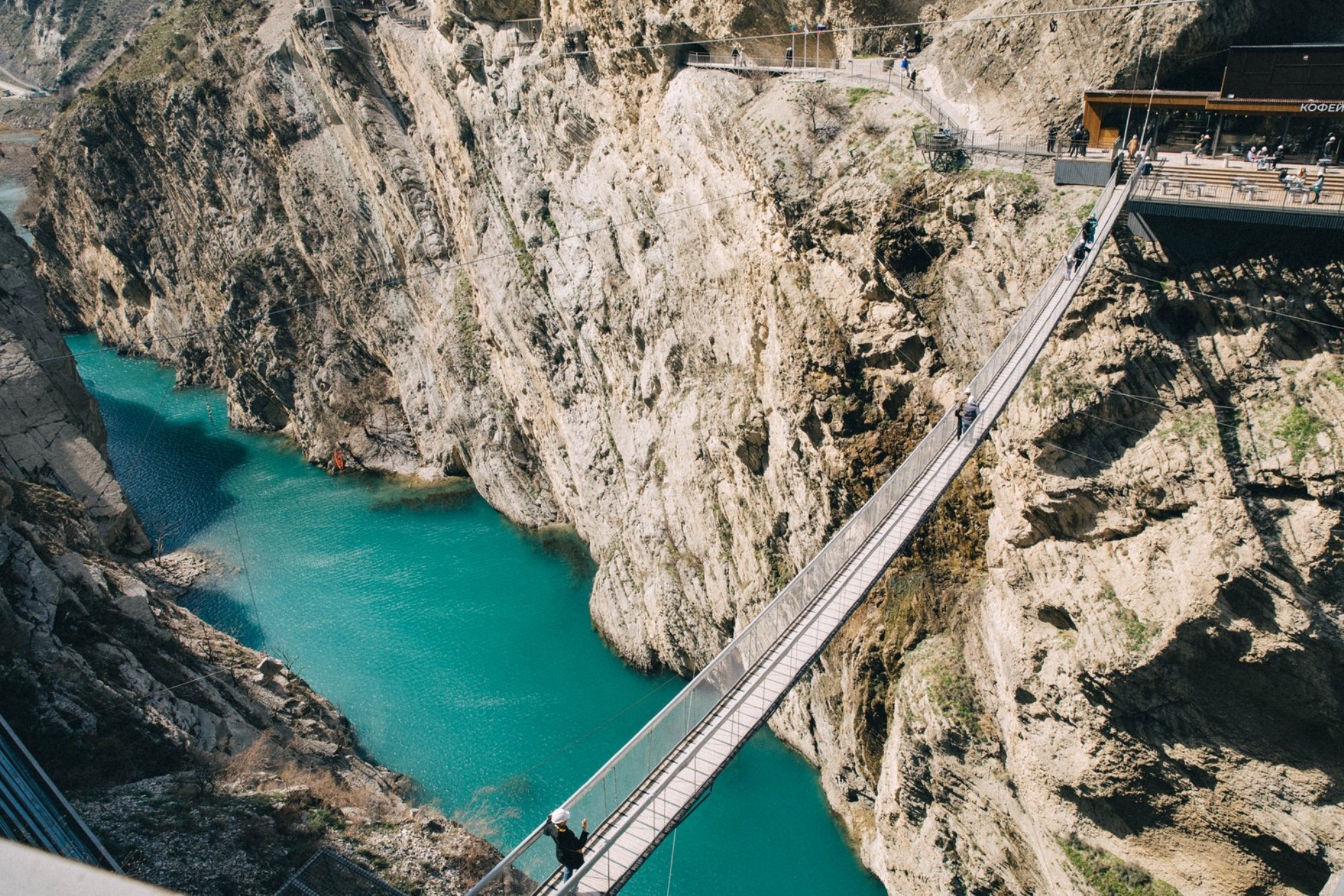 Подвесной мост над Сулакским каньоном, Дагестан. Источник фото: shutterstock.com