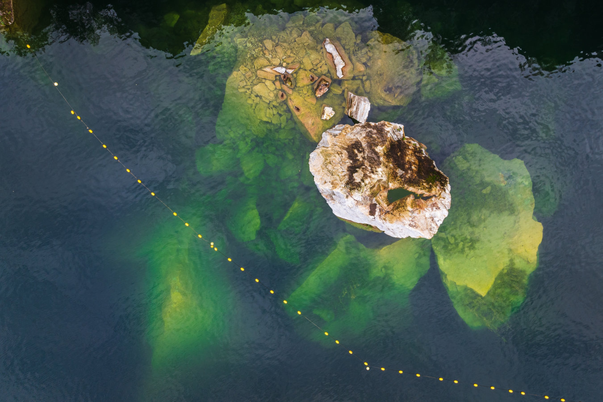 Мраморное озеро в Рускеале Shutterstock