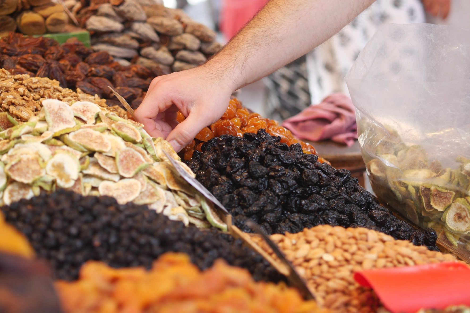 Сухофрукты на рынке.