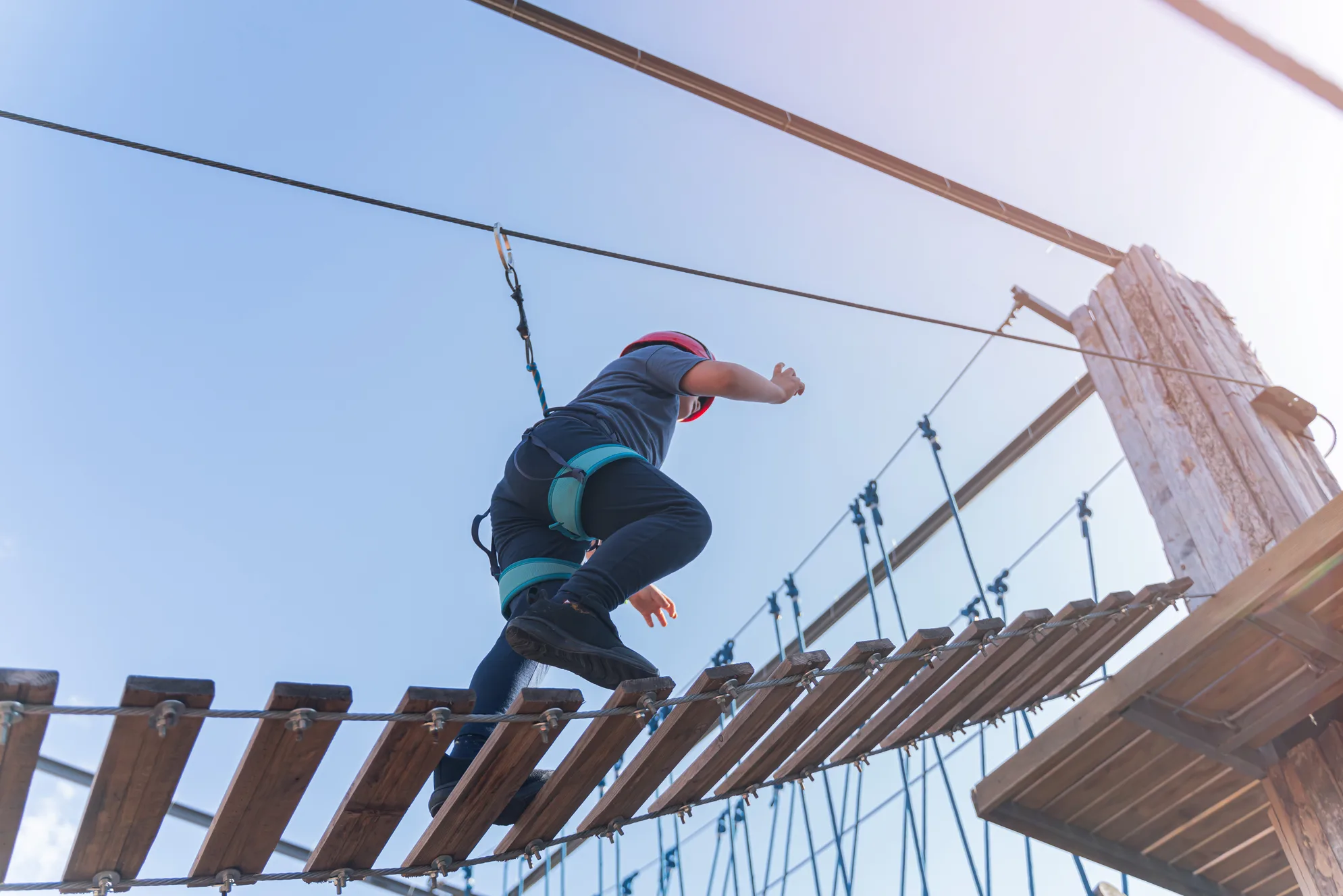 Мальчик преодолевает маршрут в веревочном парке. Источник: Shutterstock
