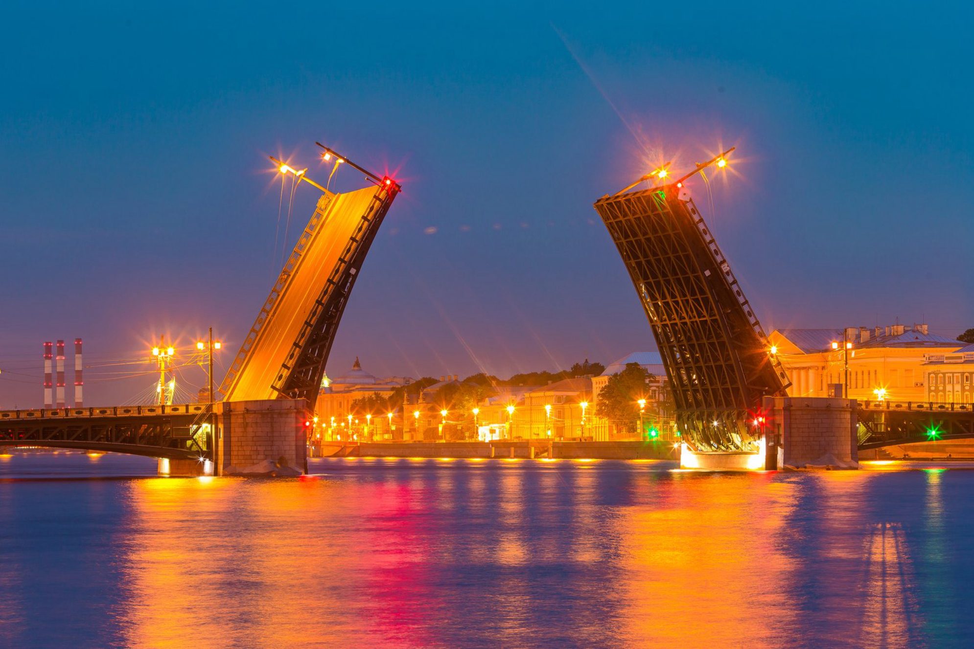 Разведенный мост. Источник фото: elements.envato.com