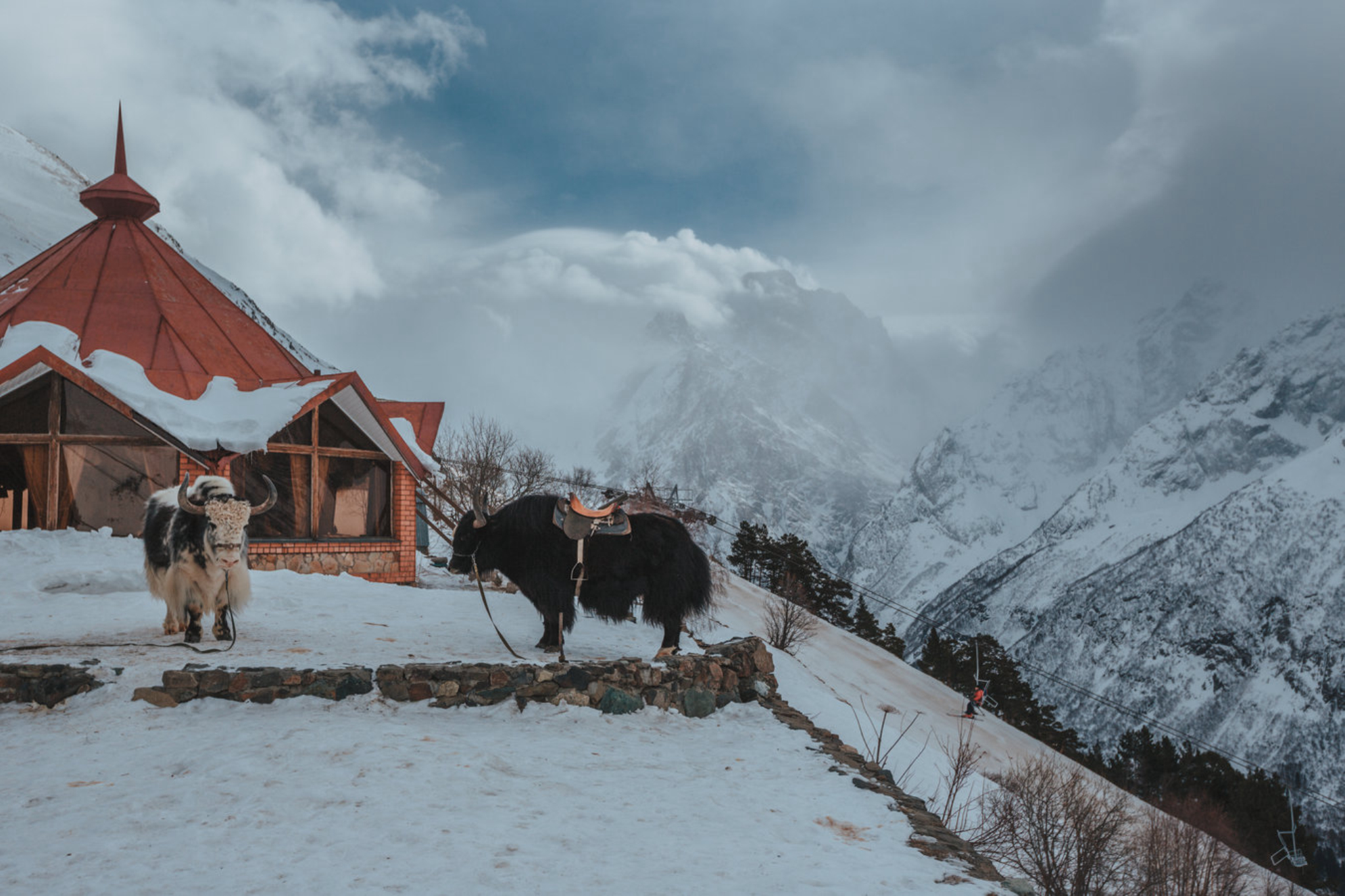Горнолыжный курорт Домбай, Карачаево-Черкесия, Россия. shutterstock.com