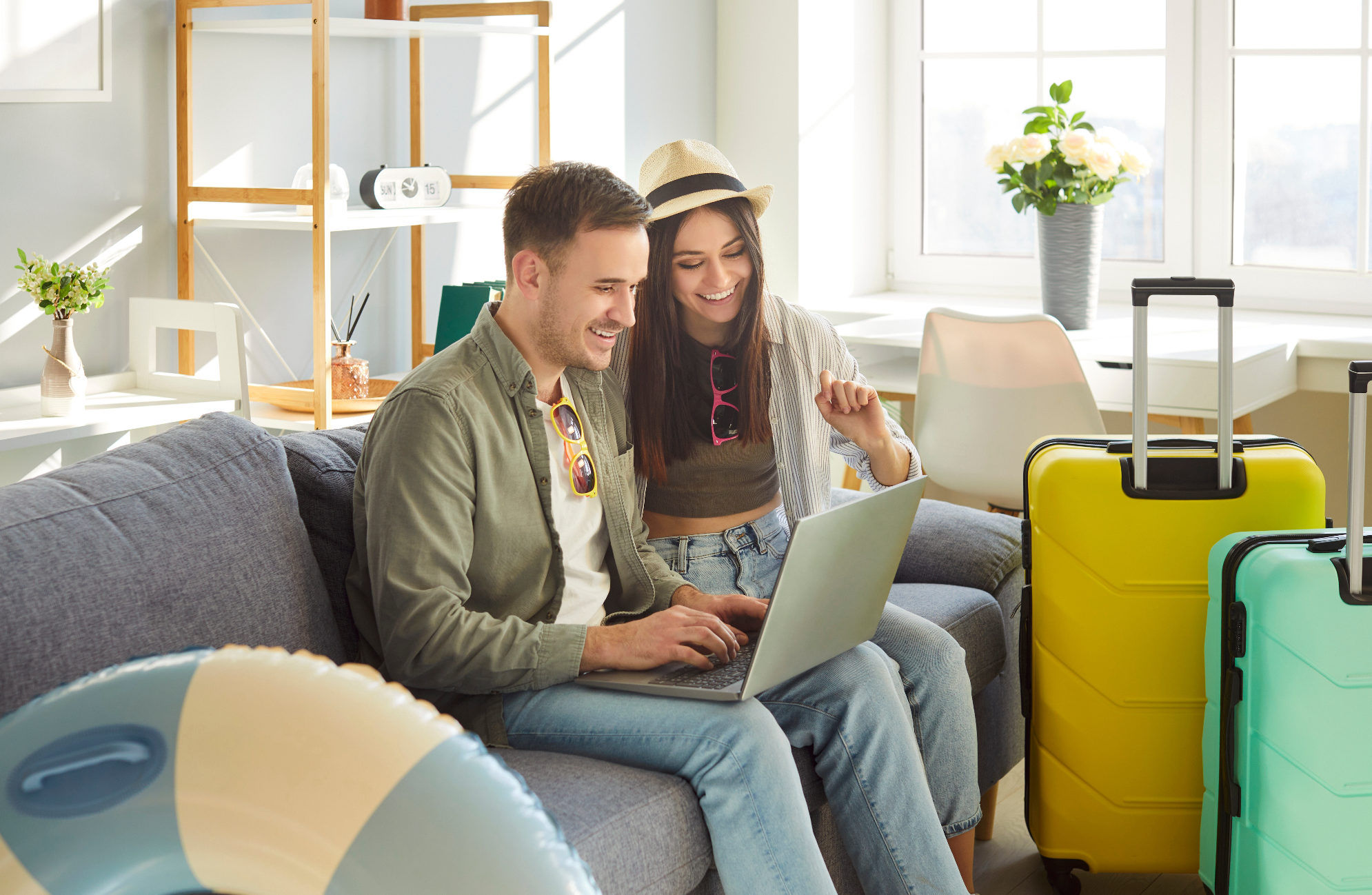 Семья путешественников выбирает, куда поехать в августе на море. Источник: Shutterstock