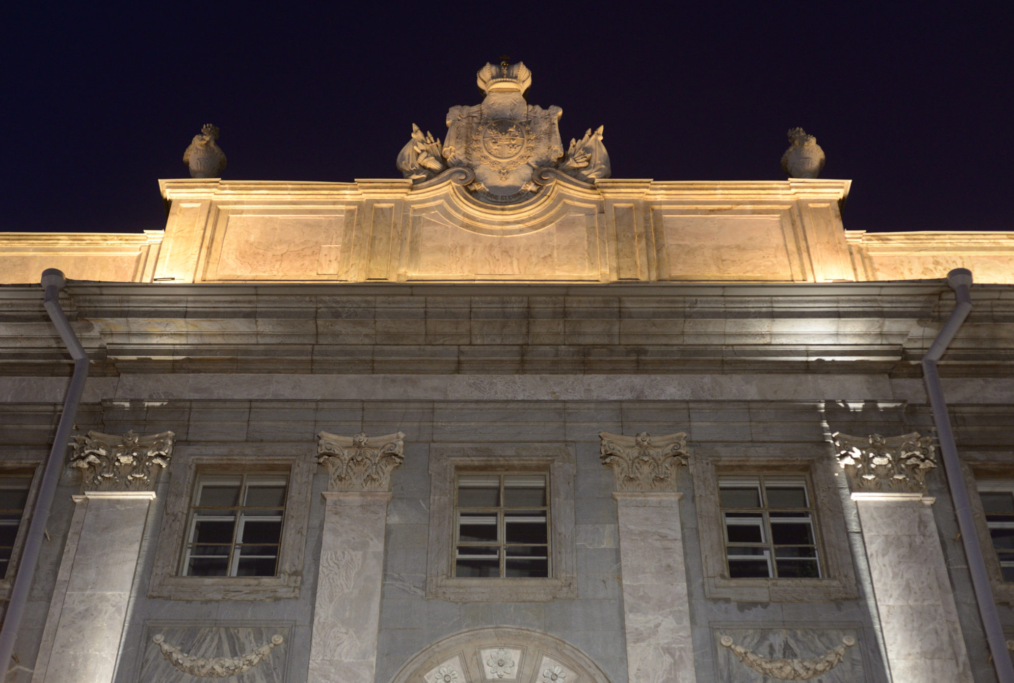 Ночная подсветка фасада Мраморного дворца, Санкт-Петербург. Источник: Shutterstock