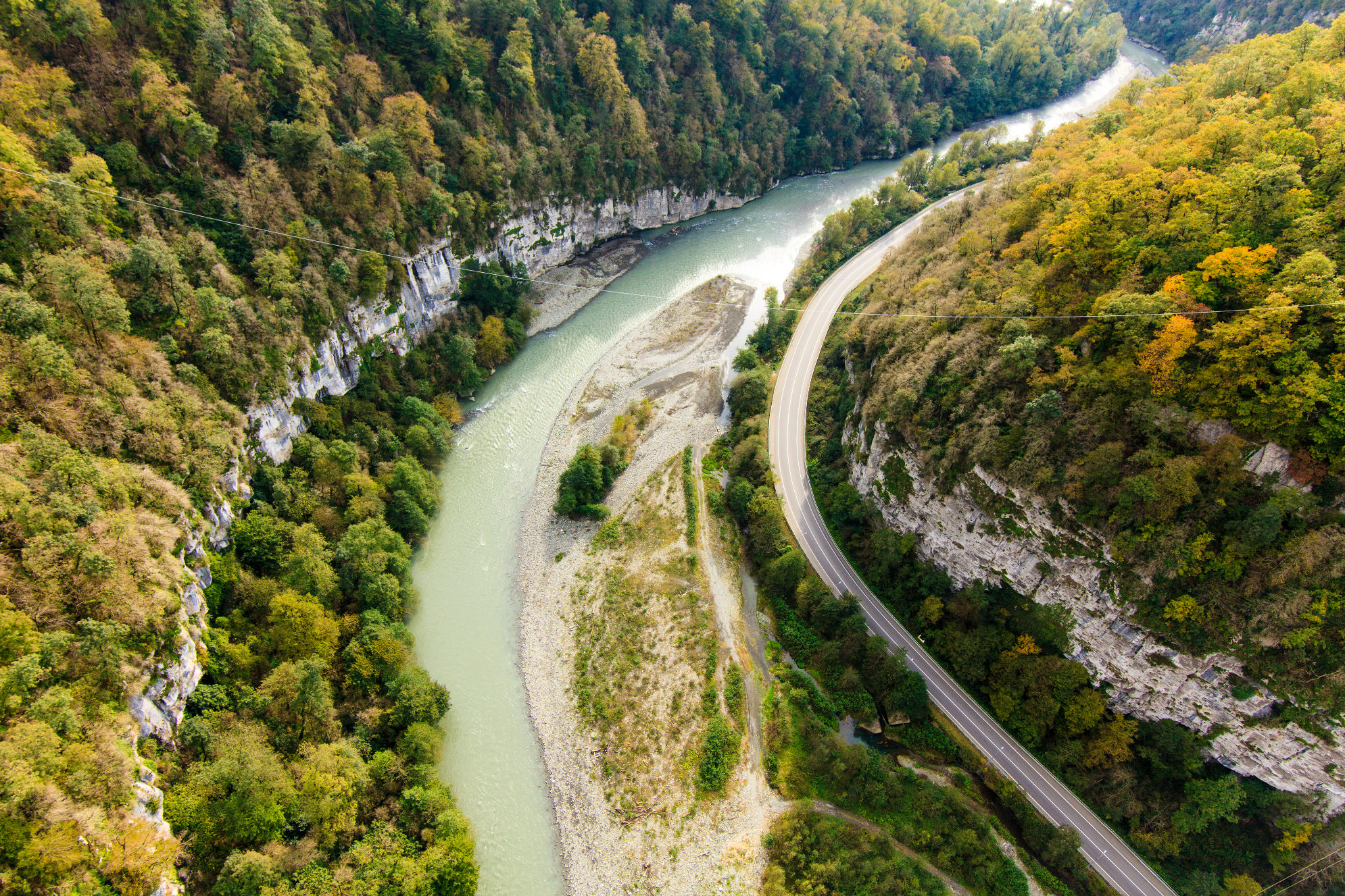 Панорамный вид на ущелье с моста Скайбридж в Сочи. Источник: Shutterstock