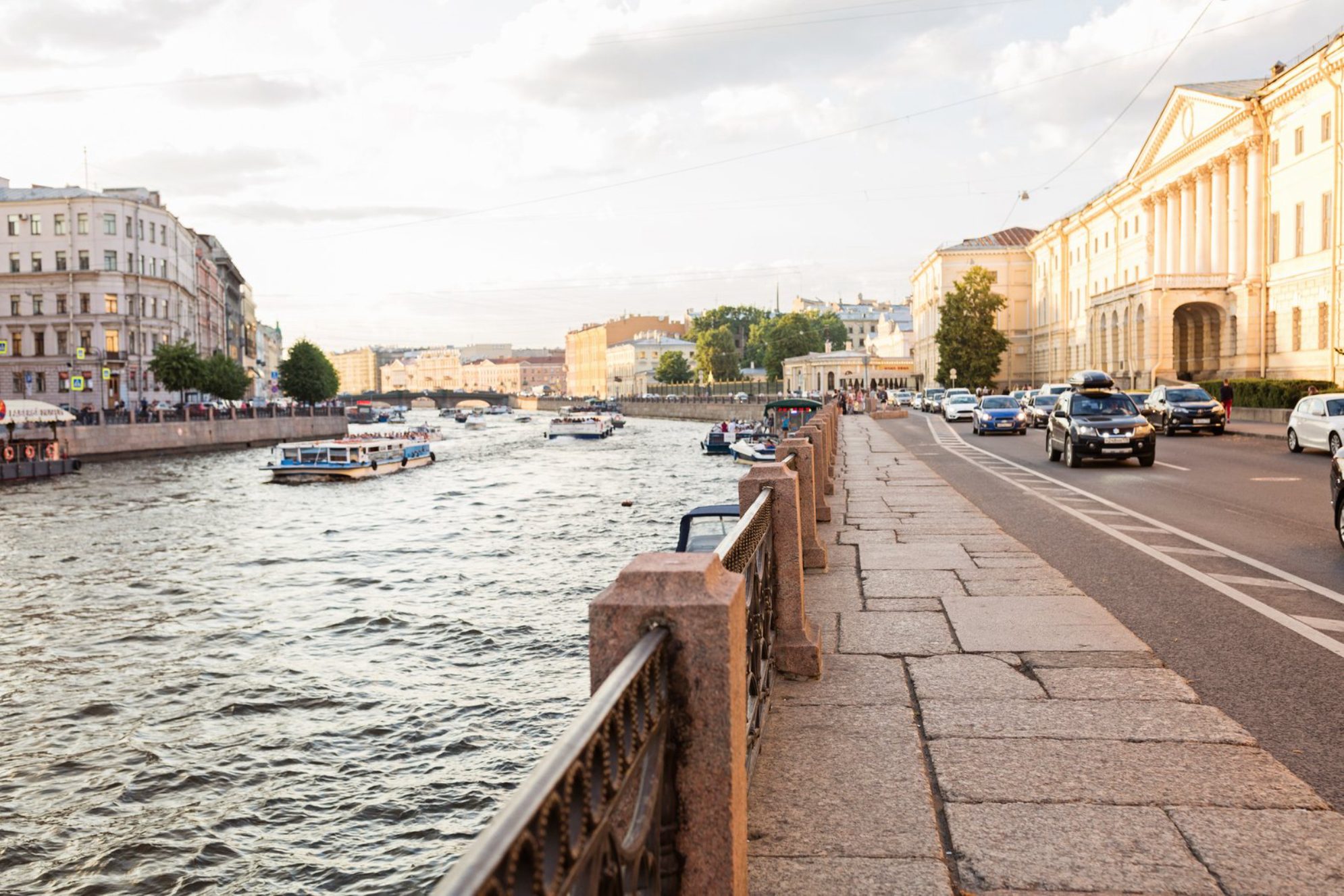 Теплоходы в СПб. Источник фото: elements.envato.com