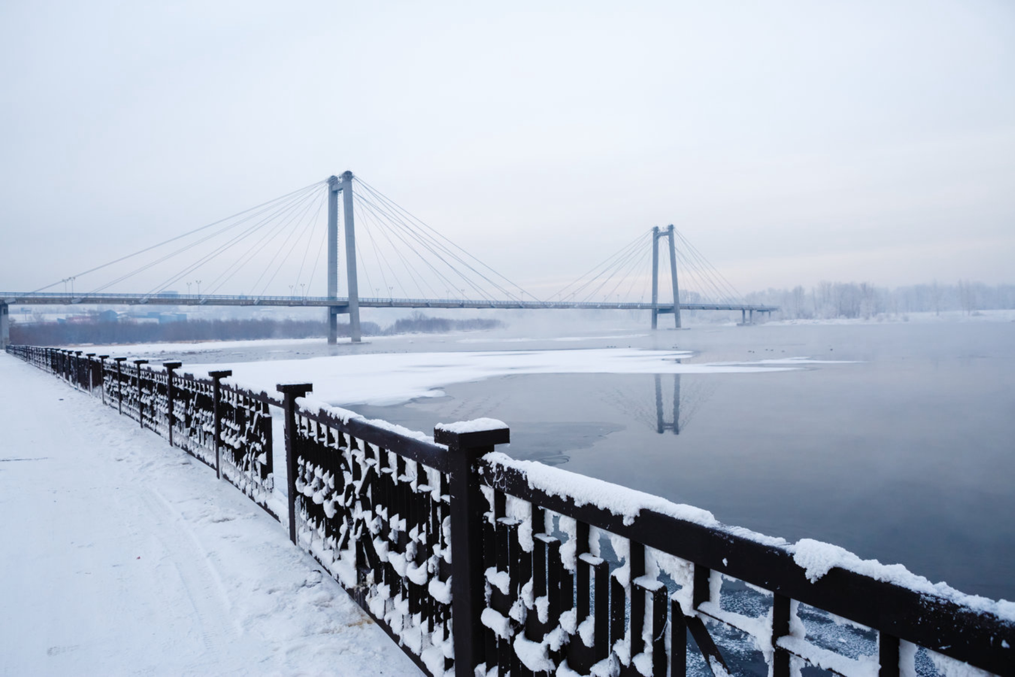 Мост зимой в Красноярске, Сибирь, Россия. Источник: Shutterstock